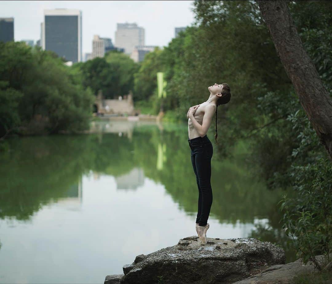 ballerina projectのインスタグラム：「𝐆𝐢𝐧𝐚 𝐒𝐜𝐨𝐭𝐭 in Central Park.   @gina_the_ballerina #ginascott #ballerinaproject #centralpark #newyorkcity #ballerina #ballet #denim #agjeans   Ballerina Project 𝗹𝗮𝗿𝗴𝗲 𝗳𝗼𝗿𝗺𝗮𝘁 𝗹𝗶𝗺𝗶𝘁𝗲𝗱 𝗲𝗱𝘁𝗶𝗼𝗻 𝗽𝗿𝗶𝗻𝘁𝘀 and 𝗜𝗻𝘀𝘁𝗮𝘅 𝗰𝗼𝗹𝗹𝗲𝗰𝘁𝗶𝗼𝗻𝘀 on sale in our Etsy store. Link is located in our bio.  𝙎𝙪𝙗𝙨𝙘𝙧𝙞𝙗𝙚 to the 𝐁𝐚𝐥𝐥𝐞𝐫𝐢𝐧𝐚 𝐏𝐫𝐨𝐣𝐞𝐜𝐭 on Instagram to have access to exclusive and never seen before content. 🩰」