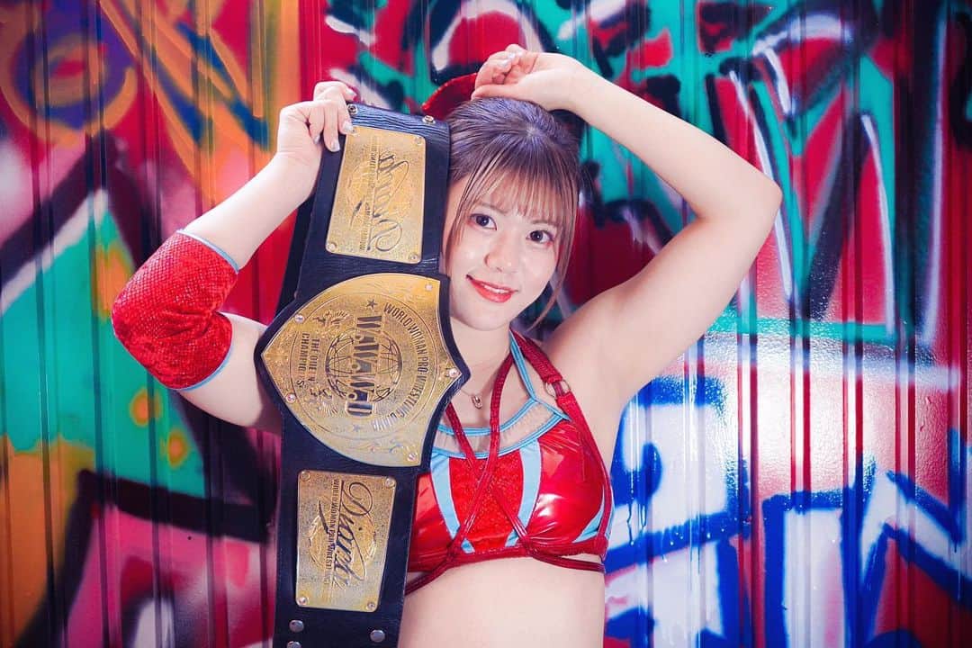 梅咲遥のインスタグラム：「👑🪽  #プロレス  #ポートレート  #被写体」