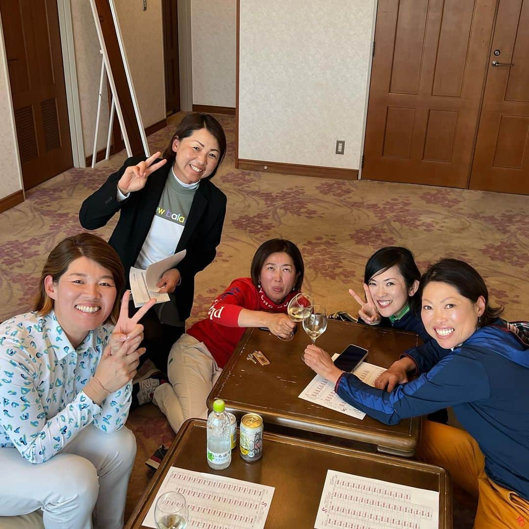 生島早織さんのインスタグラム写真 - (生島早織Instagram)「三甲ミッドレディース⛳️  初日が終わりました。 途中、小雨が降り、気温がグッと下がり・・・  昨日までに完治したと思った胃腸炎が・・・😣  手持ちのお薬全部飲んで、一緒に回っていた山本薫里プロからカイロ貰って、お腹に貼り・・・ なんとか18ホール完走😅  アマチュアの方は、その日ごとの表彰なのでプレー後は、夕飯を兼ねた表彰式。 表彰式では、今年もプロ野球OBの方方が参加され楽しいお話しを聞かせてくれました⚾️  今年の阪神は強い⚾️ 阪神OBの方は、トーク長めです😊  表彰式の後は、参加している同期のプロと大好きな市來美和ちゃんと反省会😆  それぞれの知識と情報交換⁉️ 色々お勉強させて頂きました❣️  みんなありがとう😍  夜、子供達と🎥電話を繋ぐ🥰  双子達、遠足楽しめたかな⁉️  遠足は楽しかったけど・・・  次男は、クラスメイトで、ふざける子がいるらしくその子の話でいらいら顔☹️  長男は、『ママ明日も頑張って❣️💋』って😍  うんうん、頑張る頑張る💪😍❣️  胃腸炎後痛みが出ていた腰痛も少しだけマシに💦 明日にはもっと動く様になっているかな⁉️  しっかりストレッチして寝よう〜🤸  #双子育児 #双子ママ #女子プロゴルファー #ゴルフのお仕事 #同期プロ #郷原美穂プロ #国本百恵プロ  #古田裕美子プロ  #市來美和プロ  #仲西未生プロ  #生島早織プロ  #明日頑張る💪 #三甲ゴルフ倶楽部榊原温泉コース  #三甲ミッドレディスゴルフトーナメントゼロホールカップ  #元プロ野球選手」5月25日 21時15分 - saori.ikushima