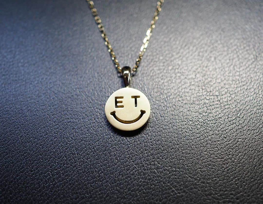 常岡康弘のインスタグラム：「K18YG / E T smile necklace  スマイルの目をお好みのイニシャルに変えて製作いたします。  スマイルサイズ→10mm×10mm  【POP-UP SHOP開催中】 5月23日(火)〜5月29日(月) そごう横浜店 B1アクセサリー売場 スペースbyテアトロ 10:00-20:00  #tsuneokajewelry#ポップアップ#スマイル#ニコちゃん#そごう横浜#ジュエリー」