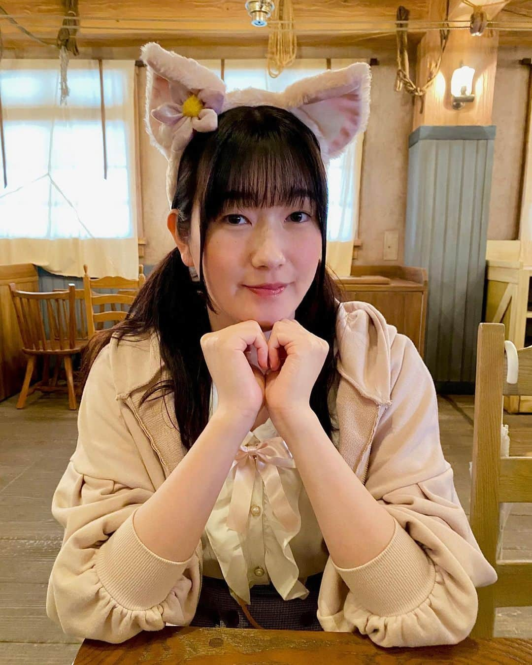 西原さつき（さつきぽん）さんのインスタグラム写真 - (西原さつき（さつきぽん）Instagram)「37歳になりました！ ⁡ 誕生日の近くは大好きなディズニーへよく行ってます🏰年に一度のご褒美で、童心に返ってのびのびと遊んできました。 少し前から新しく登場した「リーナ・ベル」というキツネのキャラクターに会いたかったのです、ピンク色の耳が可愛い……‼︎ ⁡ それから昼のショーでミッキーがこっち向いて手を振ってくれました‼︎‼︎ 尊い……生きる糧をありがとうございます。。。 チュロスも大好きすぎて、1日に4本も食べてしまいました（食べ過ぎ）🍯 ⁡ 少しゆっくりと気持ちをリフレッシュさせながら、これまでのことを振り返っていました。歳を重ねるごとに色んな活動に挑戦できるようになってきて、自分自身も成長が出来ているように感じます。 ⁡ お祝いのメッセージを送ってくれたみなさんも、プレゼントを送ってくれた方も、本当にありがとうございました‼︎また明日から頑張ります🌟 ⁡ 忘れられない誕生日を迎えることができて、幸せです☺️ ⁡ 本当にありがとうー！！ ⁡ #さつきぽん #乙女塾 #スタジオさつきぽん #トランスジェンダー #transgender #ディズニーシー」5月25日 21時16分 - satsuki_nishihara