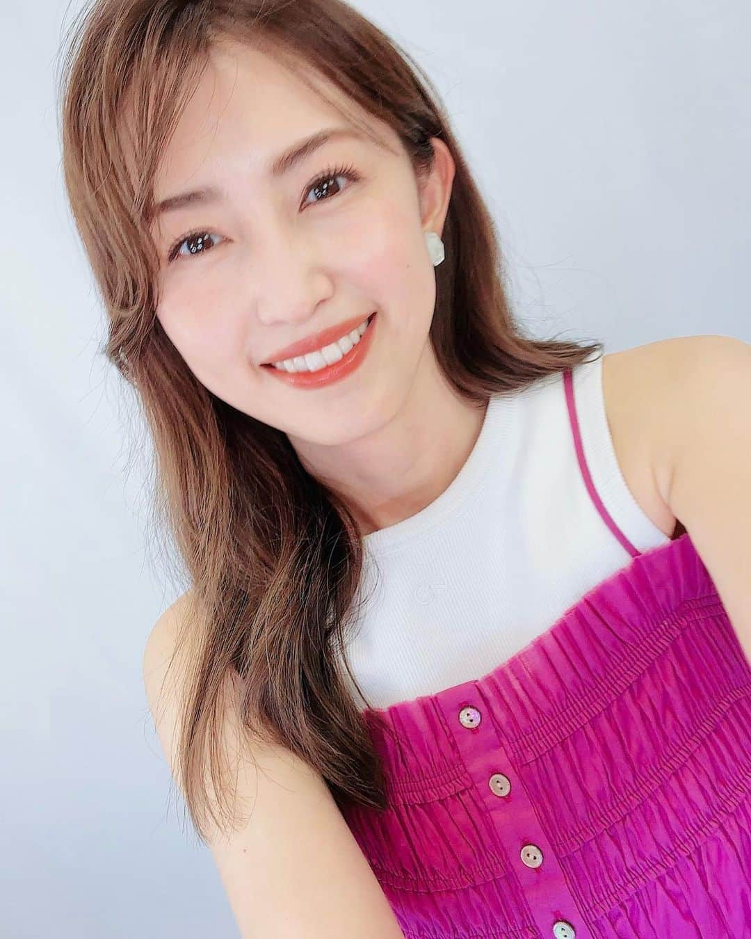 のインスタグラム：「👗 昨夜のインスタライブ時の衣装です。  ⁡ キャミソール @jillstuart.jp イヤリング @mimi33_official (インナーはスタイリストさんの私物です) ⁡ ⁡  ⁡ ⁡ ⁡ ⁡ #美容 #美容好きな人と繋がりたい #メイク #コスメ #コスメ好きさんと繋がりたい #美容研究家 #植物療法士 #有村実樹 #インスタライブ #美的 #衣装」