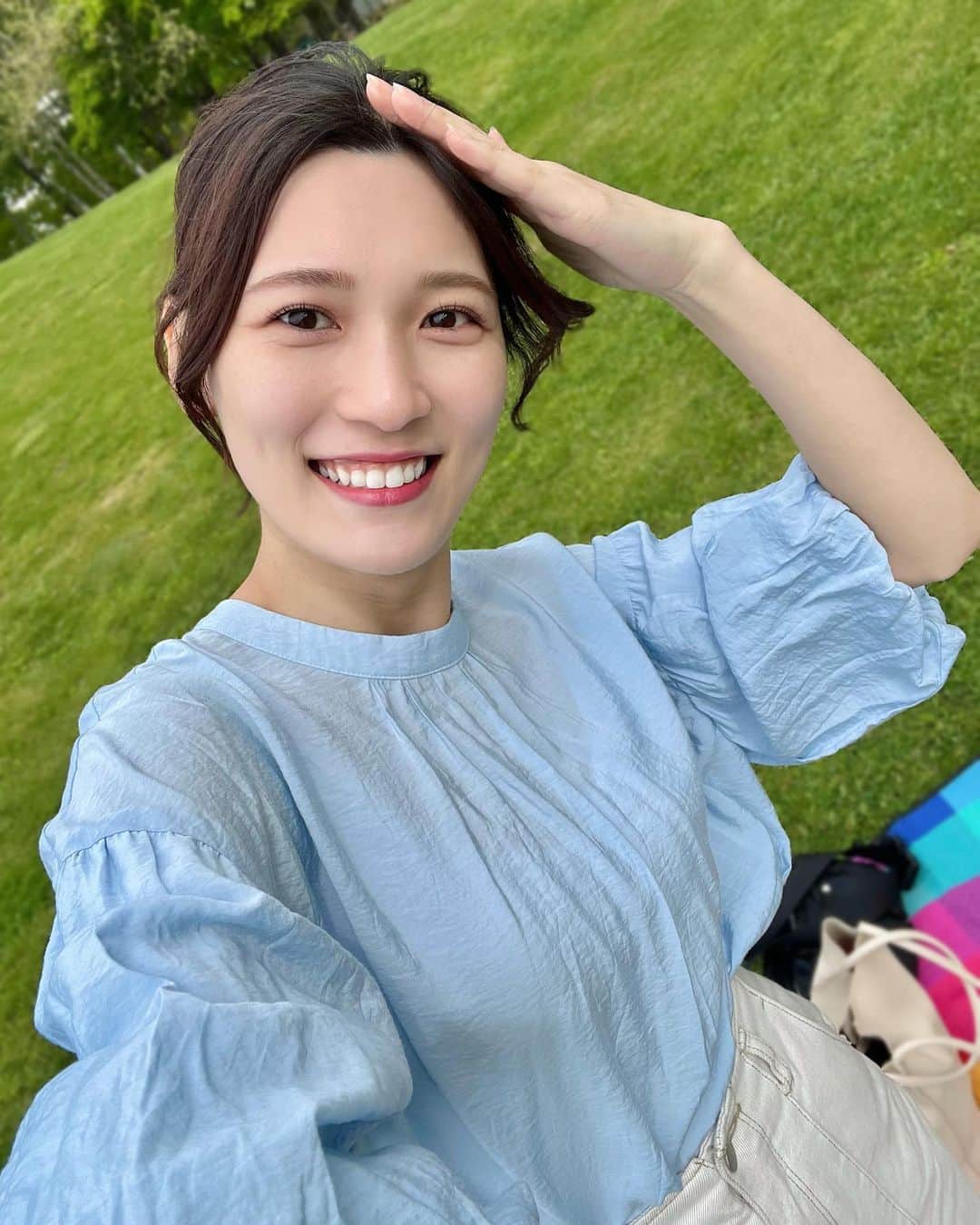 のインスタグラム：「.  今日の札幌は気温が高かったですね🌞 ぽかぽか陽気、嬉しい🥰                          #hbc #北海道放送 #hbcテレビ #札幌 #アナウンサー #大竹彩加 #ミディアム #セミロング #かきあげ前髪 #ポニーテール #ヘアアレンジ #ヨシンモリ #ワンホンヘア #骨格ウェーブ #ブルベ夏 #ブライトサマー #イエベ春 #ブライトスプリング #顔タイプフレッシュ #ピンクメイク #smile #selfie #芝生 #日常に彩りを加える日記」