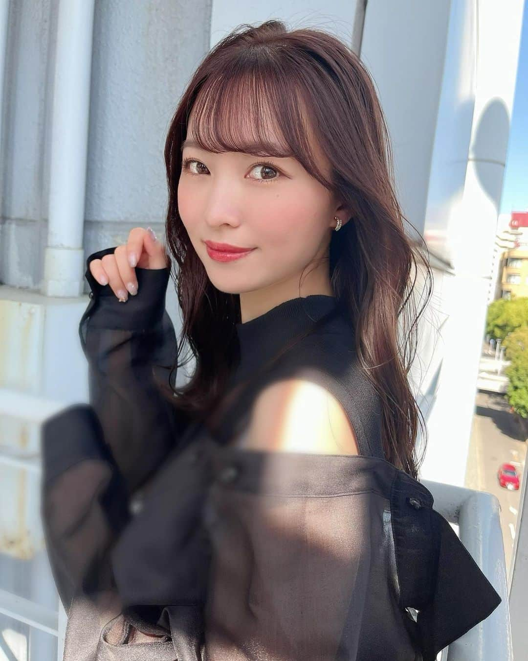 清里千聖さんのインスタグラム写真 - (清里千聖Instagram)「. 昨日はいいお天気だったから外で写真撮ってもらった🫶🏻 ヘアメンテナンスに久しぶりのコルギ💆🏼‍♀️💕 2ヶ月ぶりだったので体はゴリゴリに、、🔥 いっぱいお話する予定が心地よくて夢の中でした🥹🫧 #名古屋 #haircolor #コルギ」5月25日 21時19分 - chiseikiyosato