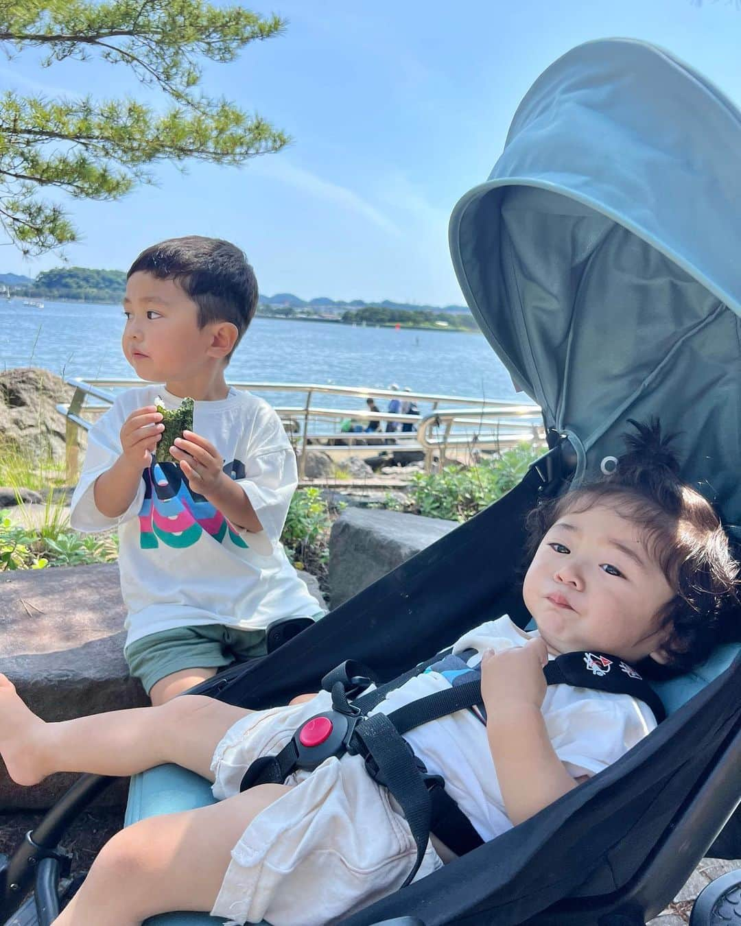 Ayaさんのインスタグラム写真 - (AyaInstagram)「最近の2人👶🏻👦🏻🌊💞  3歳差ってまだまだサイズ感が 全然違うな〜🥹🥹かわいい🫶🏽  👶🏻は髪の毛も伸びて 通りすがりの人達に妹ですか？ とよく間違えられてる😂 もうすぐイメチェンするん楽しみ❤️  @inteljapan  #推し増しインテル#息子#息子コーデ#男の子育児  #男の子ママ#3歳差兄弟#お揃いコーデ#0歳と3歳#天パベビー」5月25日 21時19分 - aya__fit