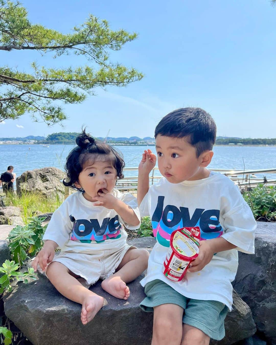 Ayaさんのインスタグラム写真 - (AyaInstagram)「最近の2人👶🏻👦🏻🌊💞  3歳差ってまだまだサイズ感が 全然違うな〜🥹🥹かわいい🫶🏽  👶🏻は髪の毛も伸びて 通りすがりの人達に妹ですか？ とよく間違えられてる😂 もうすぐイメチェンするん楽しみ❤️  @inteljapan  #推し増しインテル#息子#息子コーデ#男の子育児  #男の子ママ#3歳差兄弟#お揃いコーデ#0歳と3歳#天パベビー」5月25日 21時19分 - aya__fit