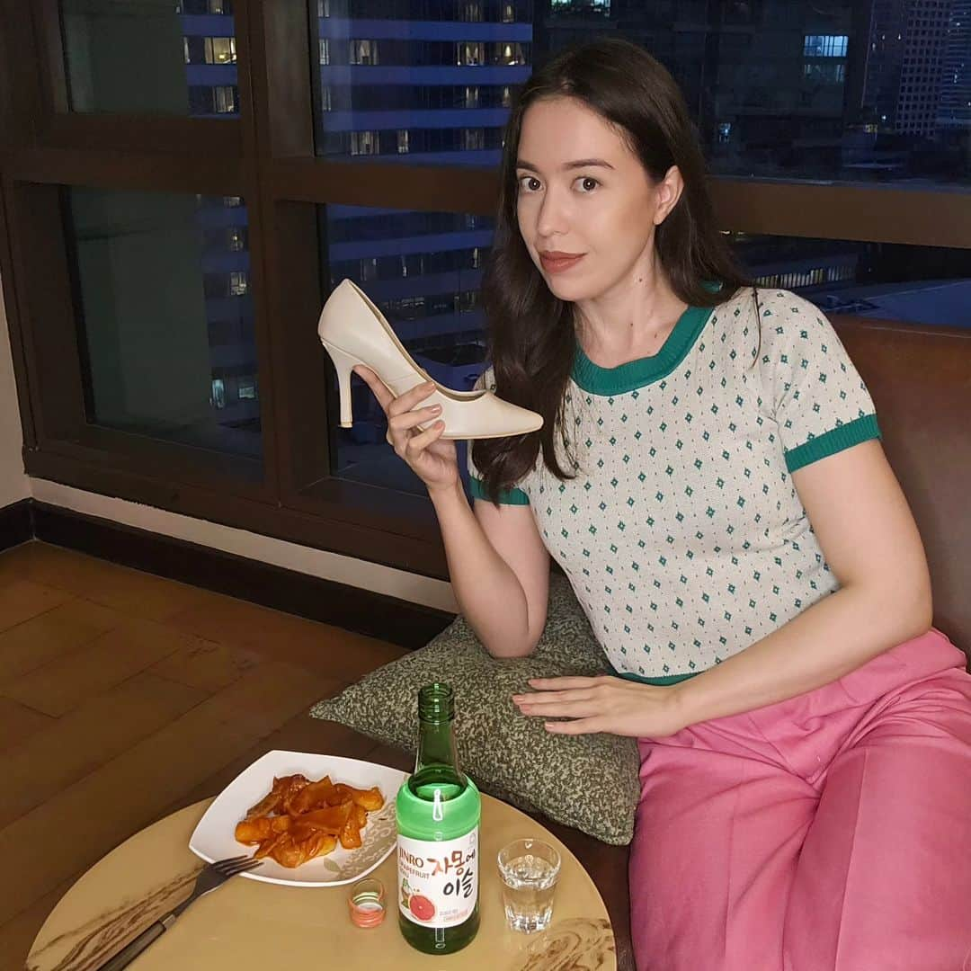 安藤ミレイさんのインスタグラム写真 - (安藤ミレイInstagram)「Have you ever watched  #worklaterdrinknow ?   Ahn So Hee, the main character in this k-drama, has a special talent for opening bottles with her high heels!  I tried to imitate her, but it was impossible😆  Watching k-drama with korean food and Korea's No.1 Soju, Jinro is literally the best🙌  Jinro soju comes in a wide variety of flavours, and recently I've been enjoying the grapefruit flavour❤️  짠~~!!!!  #HiteJinroPH #JinroPH #sp #partipost」5月25日 21時20分 - mirei_ando