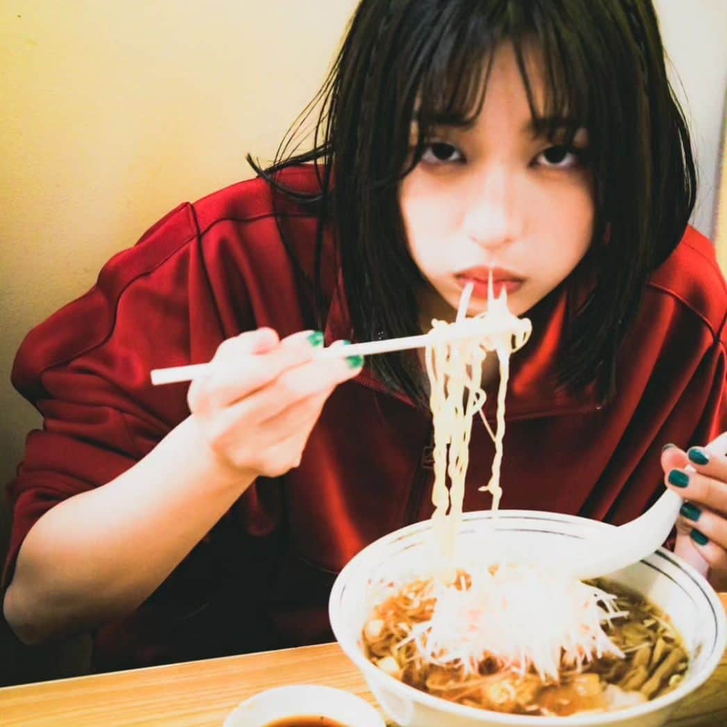 のインスタグラム：「🍜 ⁡ ⁡⁡ ⁡⁡ ⁡⁡ ⁡いっぱい写真撮ってもらったし⁡ ⁡色んな服きて ⁡いつもはしないようなメイク ⁡⁡めっちゃいい経験になりました ⁡⁡ ⁡⁡ ⁡⁡ ⁡⁡ ⁡📸@photo.shiba 💄@megumo_hairmake 👗@shiki_stylist」