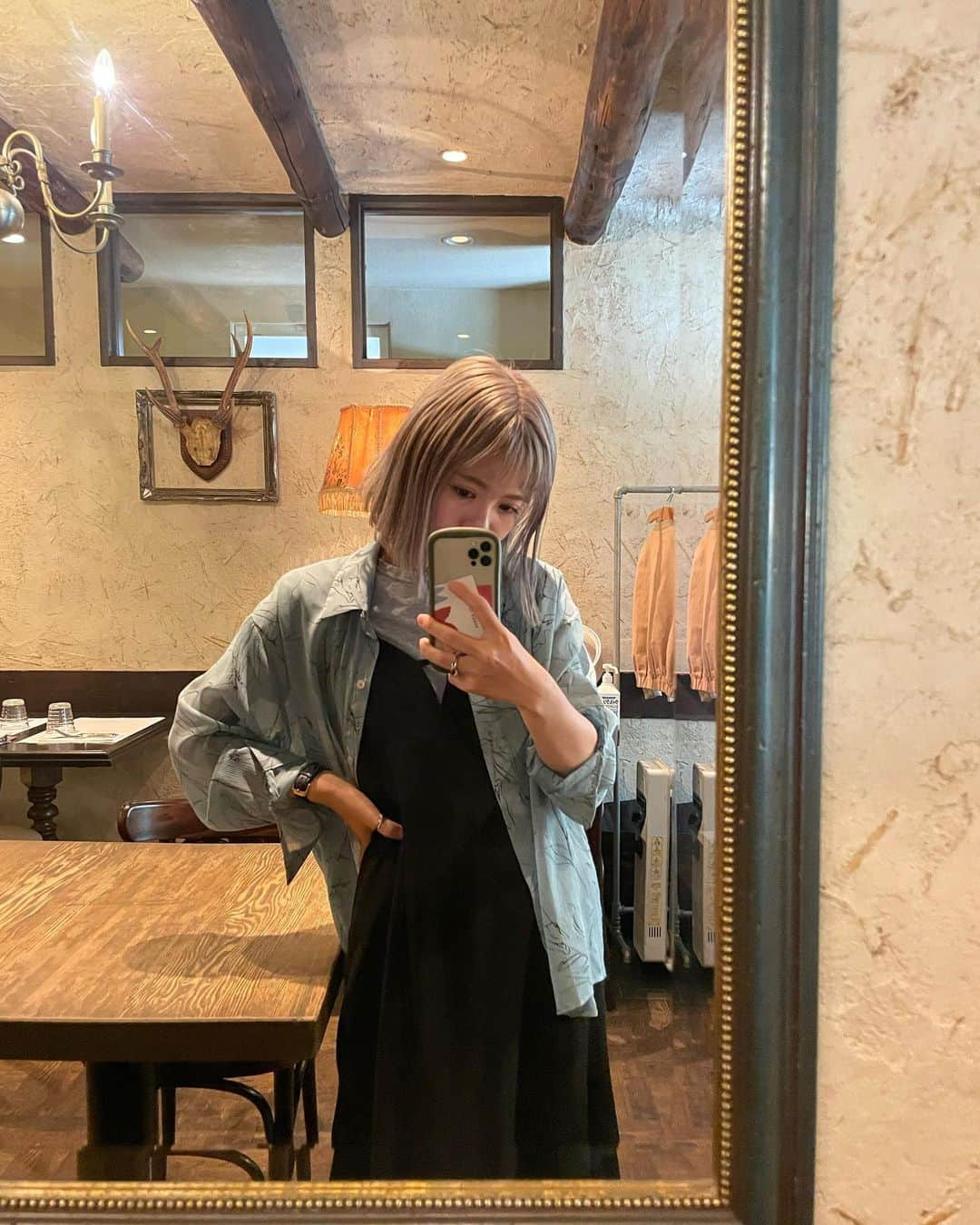 AYAさんのインスタグラム写真 - (AYAInstagram)「_ 暑かったり寒かったり ヤメテホシイナ〜  最近のお服と髪の毛七変化🍭🦋  ずっとピンク🦩にしてたけど がっつり紫入れて今はホワイトベージュに👩🏾‍🦳 色落ちが可愛すぎる〜  ハイトーン沼から抜け出せへん💁🏾‍♀️  #ayahana_fashion   #ママコーデ#ママファッション#プチプラファッション#カラーコーデ #ハイトーンカラー#ハイトーンボブ#ハイトーン女子」5月25日 21時21分 - a.y.hana_12o6