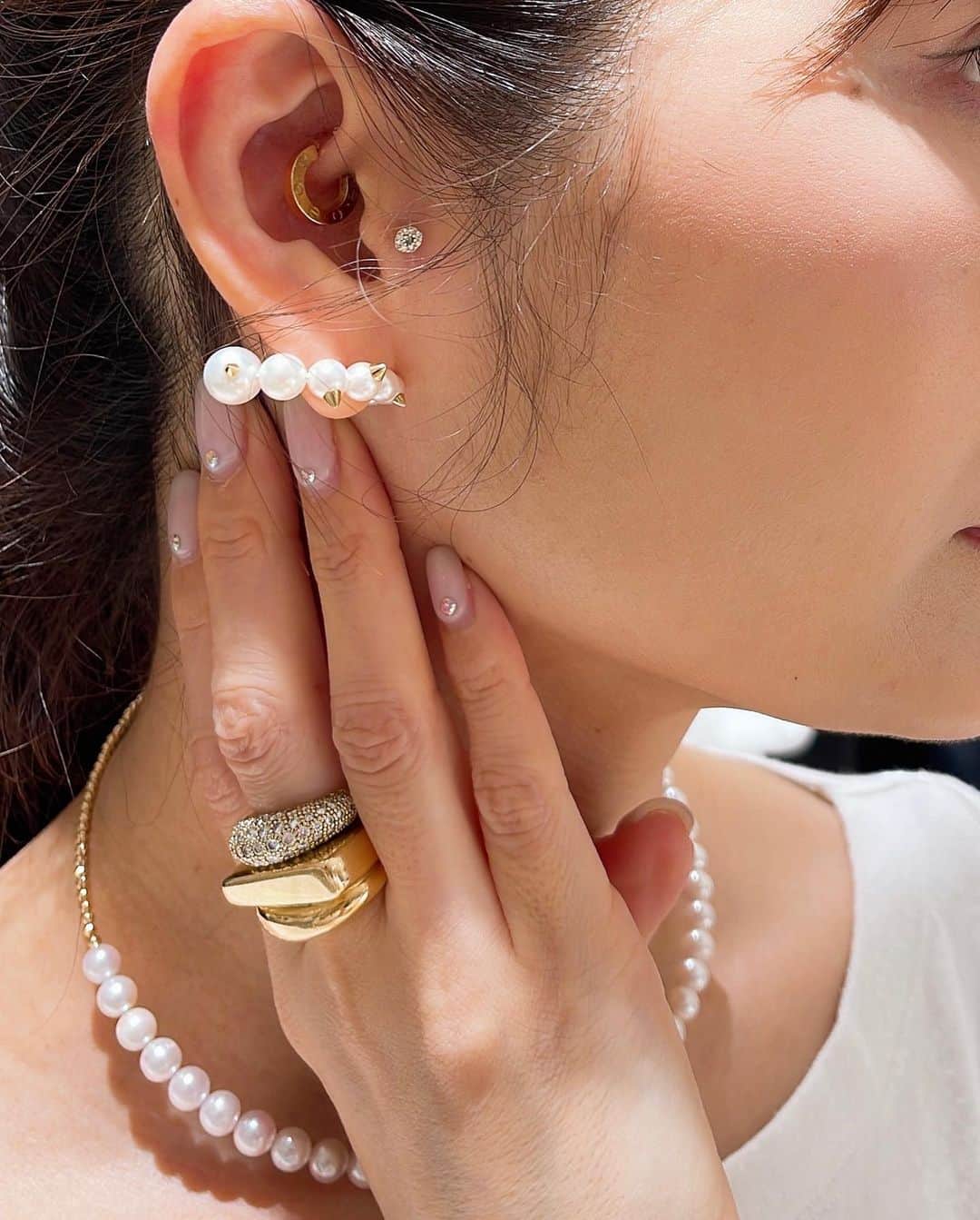 MAMIさんのインスタグラム写真 - (MAMIInstagram)「pearls♡	♡	  @mamirc_finejewelry  たくさんオーダーいただいて る2つのジュエリーをご紹介。  ①パールチョーカー swipe２.3枚目 (アコヤ真珠、18kYG)  真珠の高騰と18金の大高騰。。 なんとか4本分の真珠確保💪 今日制作品の画像がきましたが テリと巻かなり良い♡明日届き次第拡大して ポストするわ。 3本はもうオーダーいただきましてラスト1本。 気になる方はDMくださいませ。  ②イヤーカフ風ピアスは続々と発注いただいて追加オーダー何回目かな♡ オリジナルデザインです💋  横につけても縦につけても かわいくてとんがった 大人の遊ピアス👂  こちらもアコヤ真珠に k18YGです。 1つからオーダー⭕️です♡	  トラガスのちょこんとピアスは @picollet.official  ダイヤモンド＆エメラルド 大人のボディピアスに とってもおすすめ♪  ダイスのフープピアスは @cartier  ラブシングルピアス  さーてと、あと2つ ヘリックスに開けるかな。。  #パールネックレス #パールピアス #ジュエリーデザイナー#ジュエリーコーディネーター#アコヤパール #k18ピアス #k18ネックレス #大人のボディピアス推進委員会 #ジュエリー好きな人と繋がりたい #ご褒美ジュエリー#オーダージュエリー#mamirc」5月25日 21時21分 - mami_rcj