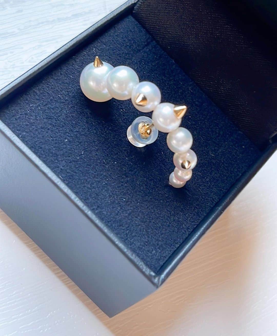 MAMIさんのインスタグラム写真 - (MAMIInstagram)「pearls♡	♡	  @mamirc_finejewelry  たくさんオーダーいただいて る2つのジュエリーをご紹介。  ①パールチョーカー swipe２.3枚目 (アコヤ真珠、18kYG)  真珠の高騰と18金の大高騰。。 なんとか4本分の真珠確保💪 今日制作品の画像がきましたが テリと巻かなり良い♡明日届き次第拡大して ポストするわ。 3本はもうオーダーいただきましてラスト1本。 気になる方はDMくださいませ。  ②イヤーカフ風ピアスは続々と発注いただいて追加オーダー何回目かな♡ オリジナルデザインです💋  横につけても縦につけても かわいくてとんがった 大人の遊ピアス👂  こちらもアコヤ真珠に k18YGです。 1つからオーダー⭕️です♡	  トラガスのちょこんとピアスは @picollet.official  ダイヤモンド＆エメラルド 大人のボディピアスに とってもおすすめ♪  ダイスのフープピアスは @cartier  ラブシングルピアス  さーてと、あと2つ ヘリックスに開けるかな。。  #パールネックレス #パールピアス #ジュエリーデザイナー#ジュエリーコーディネーター#アコヤパール #k18ピアス #k18ネックレス #大人のボディピアス推進委員会 #ジュエリー好きな人と繋がりたい #ご褒美ジュエリー#オーダージュエリー#mamirc」5月25日 21時21分 - mami_rcj