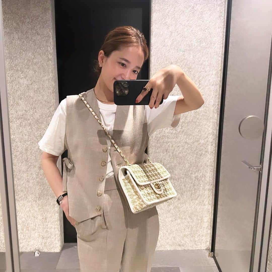 のインスタグラム：「・ 今日はset upで😎 そんな時はカッコよくなりすぎない女性らしいアクセサリーで合わせるのが好き🫶  #cordinate  #yori_japan」