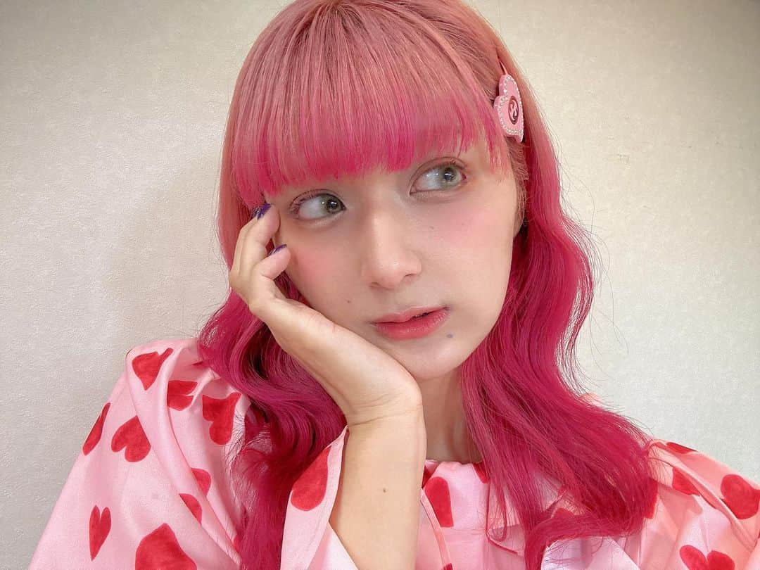 しなこさんのインスタグラム写真 - (しなこInstagram)「髪のグラデーションめっちゃいい感じじゃない？🌷🎀  ずっとオレンジ髪ハマってたんだけどしなこっこにやっぱりピンクがいい！🥹って言って貰えて ピンクに戻したんだよ🌷🎀🩷  最近は自分磨きめっちゃ頑張ってるんだけど 私が可愛くなることでみんなが少しでも 幸せになるならもっと可愛くなろうと思ったの🦄笑  だから少しずつ頑張る💫 いつだって1番はしなこっ子のために生きるよー🏹🩷🩷🩷🩷 大好きだよーいつもDMとかもありがとう💋✉️」5月25日 21時27分 - ssshinako