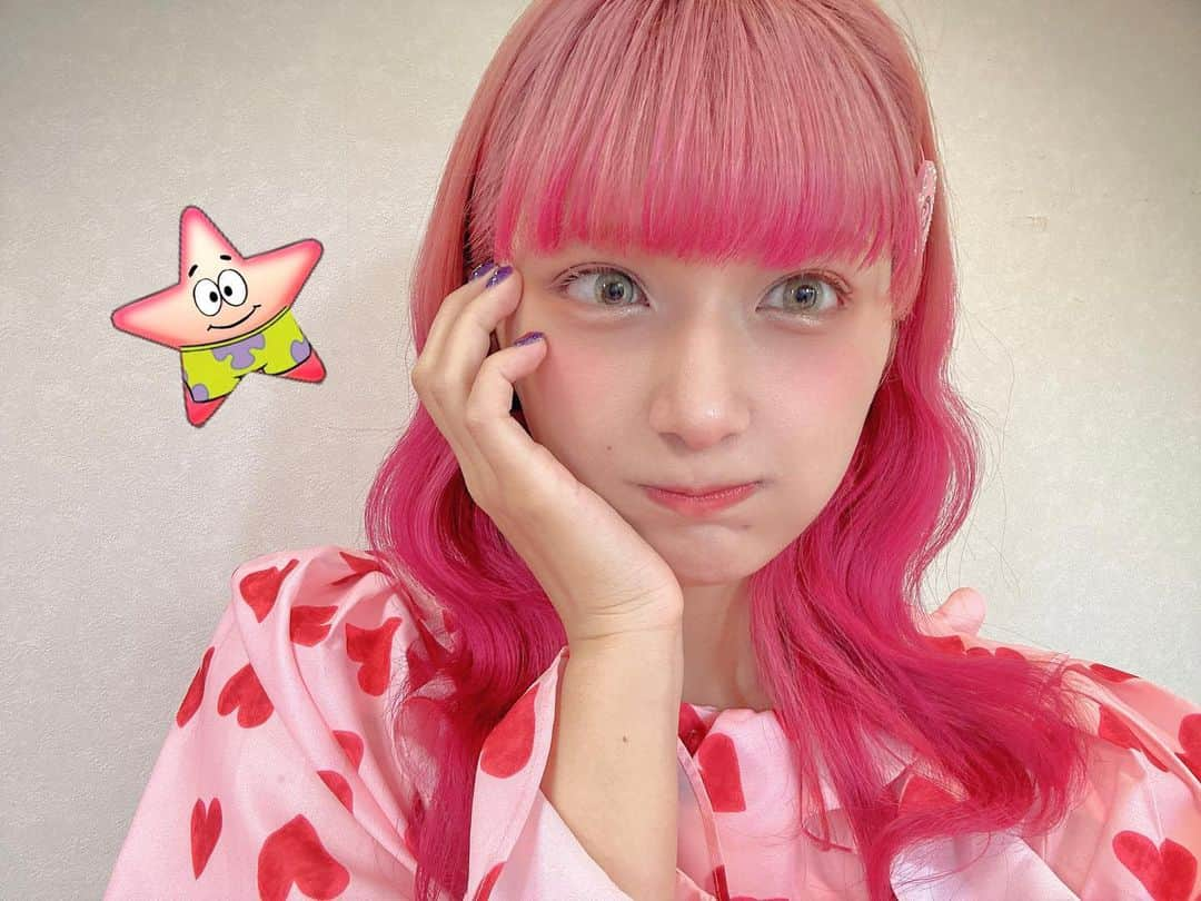 しなこさんのインスタグラム写真 - (しなこInstagram)「髪のグラデーションめっちゃいい感じじゃない？🌷🎀  ずっとオレンジ髪ハマってたんだけどしなこっこにやっぱりピンクがいい！🥹って言って貰えて ピンクに戻したんだよ🌷🎀🩷  最近は自分磨きめっちゃ頑張ってるんだけど 私が可愛くなることでみんなが少しでも 幸せになるならもっと可愛くなろうと思ったの🦄笑  だから少しずつ頑張る💫 いつだって1番はしなこっ子のために生きるよー🏹🩷🩷🩷🩷 大好きだよーいつもDMとかもありがとう💋✉️」5月25日 21時27分 - ssshinako