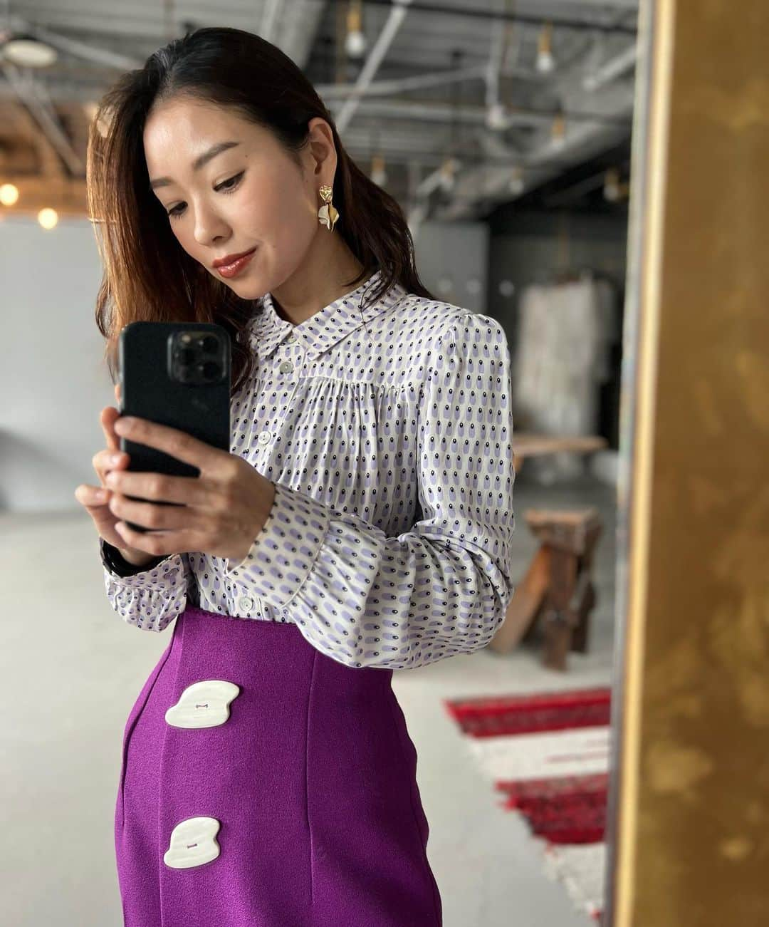 服部由紀子のインスタグラム：「. 毎日暑くなったり寒くなったり、 服が大変。  寒がり服部は、いまだに長袖ばかりです。  このシャツはアムステルダムで買ったシャツ。 オランダの彩りの街並み、あちこちにお花がいっぱい咲いてる生活に住む感性のデザイナーから作られる 個性的なデザイン。  可愛いが、ギュッと詰まったシャツでお気に入り。  帰りのスーツケースに、当時ハマっていたタピオカを入れて破裂させ、 このシャツをベージュに一旦染めた事件も忘れない出来事。  フォロワーさんから、 そんな服部も笑えて好きです！と言ってもらった5年前。 覚えてますか？笑  ずっと昔からファンなら知ってるかと。  新しく出たデザインのイタリアからのピアス、 入荷しました♡（デザイン的にピアスのみです） 早く購入したい方はスクショを @fio_da_aranha に送って聞いてみてくださいね♪  明日も前撮り楽しみます！ 投稿頑張ります🙋‍♀️✨  あ、髪のウェーブ、ゴムでぐるぐるして取っただけのナチュラルウェーブです。  変とかそーいうの気にしてまてん。  ナチュラルウェーブがお好き♡  下ろすと女子っぽいでしょ。  ーーーーーーーーーーーーーーーーー  #プレ花嫁#東京花嫁#ファッションコーデ#前撮り#結婚#ファッションイラスト #ホテルウェディング#服部由紀子#2024春婚#ヘアメイク#白無垢ヘア#マリオット#2023冬婚#ウェディングブーケ#情熱大陸#ウェディングブーケ#ブーケ#東京前撮り#名古屋花嫁#丸の内前撮り#weddingphotography #wedding #audreyhepburn #ブーケ #ブーケデザイン#boutique #bouquet #weddingbouquet  #前撮りヘア#ブーケトス」