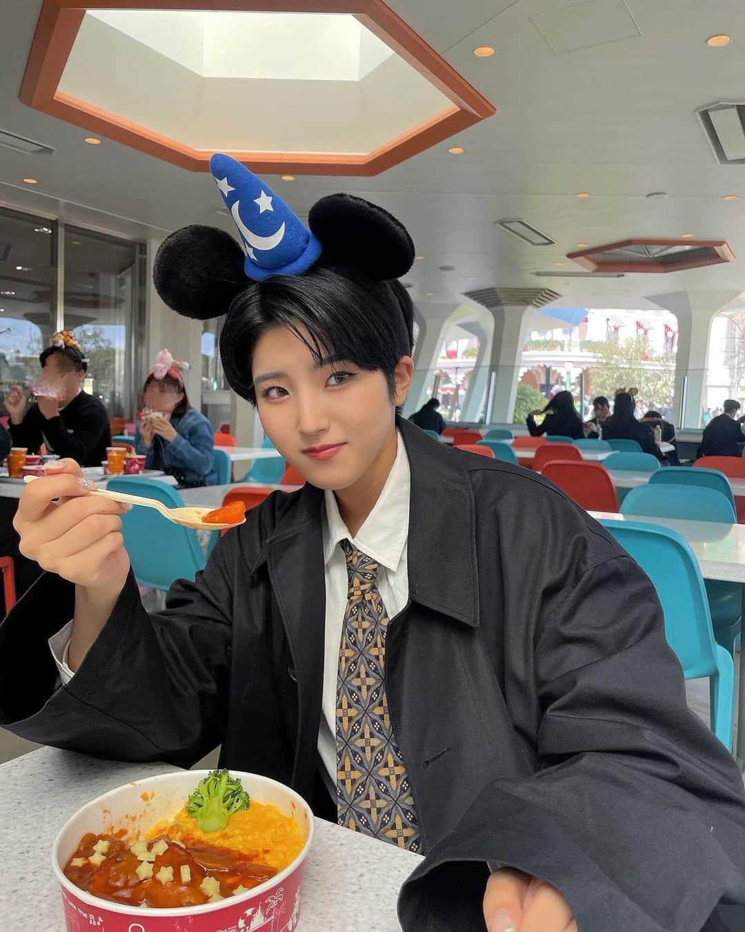 小島はなのインスタグラム：「・ ・ ミッキーも可愛いよね🫶🏻 ・ #Disneyland  #AMEFURASSHI #小島はな #ディズニーランド #はなとディズニー」