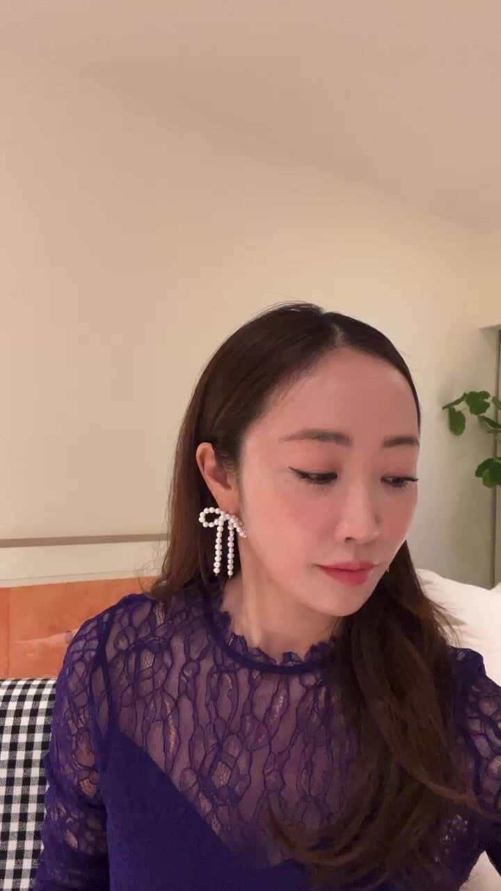 神崎恵のインスタグラム：「・ iHerbでリピートしているものをご紹介しました。 サプリやフード、ビューティ、日用雑貨など、3万点以上のラインナップの中から、ひとつひとつ調べながら試しています。 今回は、みなさんのお気に入りやリピートしているものも教えていただけてとても楽しい時間でした。 ありがとうございます。  #megumisbeautychannel   #タイアップ #iherb #アイハーブ #セルフケア  @iherbjapanese」