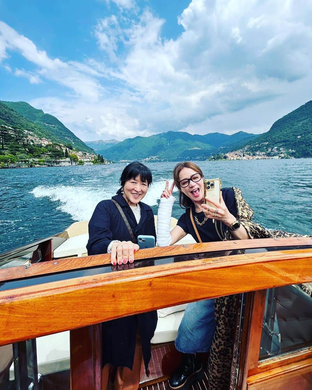 田中杏子さんのインスタグラム写真 - (田中杏子Instagram)「Louis Vuitton クルーズコレクション　2024 at Isola Bella🇮🇹でコモ湖にきた私たちは、ショウ開催までの自由時間、皆で観光🎉　  ブルナーテに建つボルティアーノ灯台は電池を発明したコモ湖生まれのアレッサンドロ・ボルタにちなんで名付けられているそうてす。 イタリアの国境🇮🇹カラーに光るそうです。  ランチの後は、LV号でクルージング🚤  #akotanaka #lvcruise24」5月25日 21時39分 - akoakotanaka