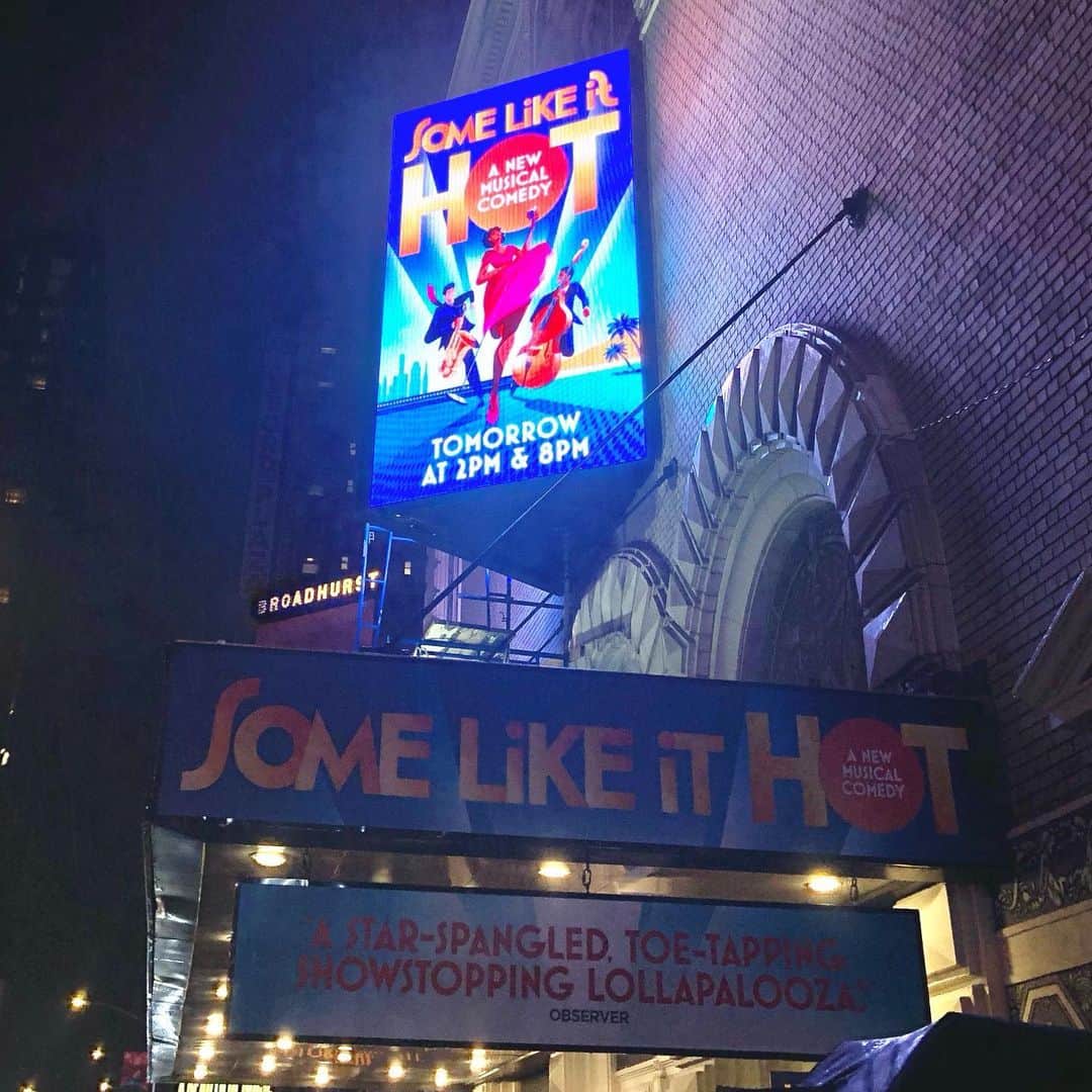岡田育のインスタグラム：「All I have to say is: !!!!!You Coulda Knocked Me Over With A Feather!!!!! 💃💃🎻🥃🎷💃💃 #somelikeithot #somelikeithotmusical  #youcouldaknockedmeoverwithafeather  #tonyawardnominee  #broadwaymusicals  . 『Some Like It Hot』最多部門ノミネートおめでとう！ 正直、それほどか……？ とは思うのだが、たしかにウェルメイドで大変おすすめ、というのは日記に書きました。ダフネ森崎ウィンにオズグッド石川禅で観たい。」