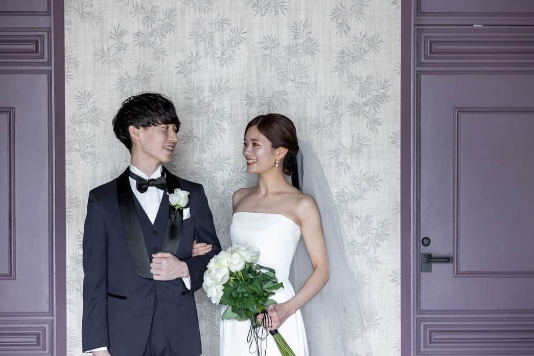 のインスタグラム：「.  Photo Spot  ORIENTAL HOTELでは お写真を残すため専用のお写真場がございます  お支度が仕上がり 1番綺麗な状態でお写真を残すことができるのも とても嬉しいですよね  みなさまもぜひ思う存分お写真撮影をお楽しみください  @oriental.hotel.kobe  @oriental.hotel.wedding  @hibiyakadan_kobe  @ideagraph.jp  @thetreatdressing  @treat_gentleman  #ohk花嫁 #weddingbouquet #weddingdress #tuxedo #ウェディングドレス #タキシード #ウェディングブーケ #居留地 #thetreatdreesing #orientalhotel #orientalhotelwedding #オリエンタルホテル #オリエンタルホテル旧居留地」