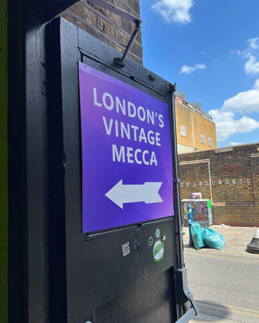 佐藤詩織さんのインスタグラム写真 - (佐藤詩織Instagram)「LOVELY VINTAGE SHOP   #london  #bricklane  #england  #uk #vintage #secondhandclothes」5月25日 21時47分 - shiori_sato_artwork