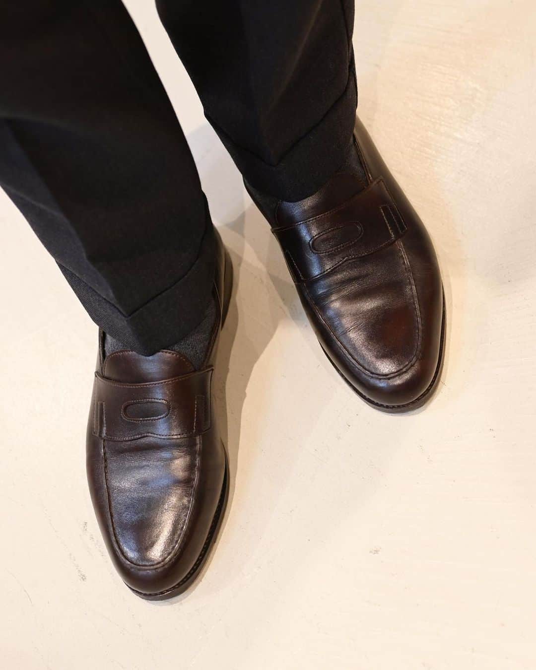 Shuhei Nishiguchiさんのインスタグラム写真 - (Shuhei NishiguchiInstagram)「"Keep it Simple,Keep it Classic"◀︎◀︎◀︎6pics グレーフレスコのスーツスタイルで。 暑くなる前に出来る限りネクタイを締めていたい。  【ITEM】 Suit： @alfonso.sirica  Shirt： @beams_f  Tie： @francobassi_official  Pocket square： @simonnot_godard  Shoes： @johnlobb  Watch： @jaegerlecoultre  Jewerly： @bunneyofficial   #beamsf #gentlemanstyle #classicmenswear #vintagewatch #suitstyle #mensweardaily #spezzatura #ootdmen」5月25日 21時47分 - shuhei_nishiguchi