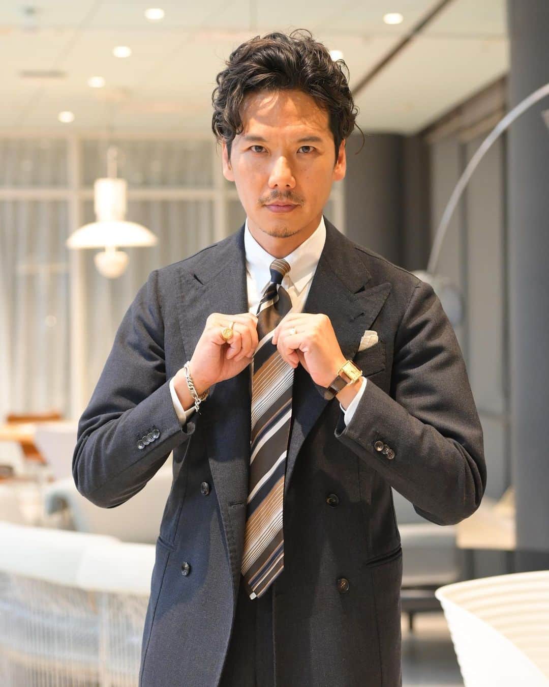 Shuhei Nishiguchiのインスタグラム：「"Keep it Simple,Keep it Classic"◀︎◀︎◀︎6pics グレーフレスコのスーツスタイルで。 暑くなる前に出来る限りネクタイを締めていたい。  【ITEM】 Suit： @alfonso.sirica  Shirt： @beams_f  Tie： @francobassi_official  Pocket square： @simonnot_godard  Shoes： @johnlobb  Watch： @jaegerlecoultre  Jewerly： @bunneyofficial   #beamsf #gentlemanstyle #classicmenswear #vintagewatch #suitstyle #mensweardaily #spezzatura #ootdmen」