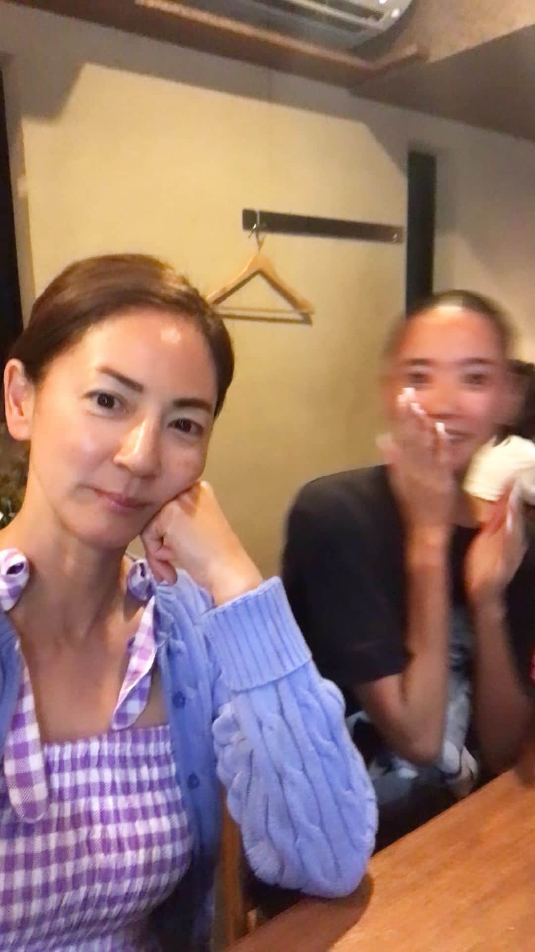 HARUKO（真木明子）のインスタグラム：「20歳になった娘と初めて二人で飲みに行きました❤️ なんだか、とても感慨深い🥹🥹🥹 私と違いあまりお酒がお好きでないみたいですが 最近は梅酒が飲めると喜んでいます😊  アメリカは21歳からしか飲めないので キツイらしいw  最後の方は 何喋ったか全然覚えてない🫣🫣🫣  #motheranddaughter  #20歳 #母娘飲み」