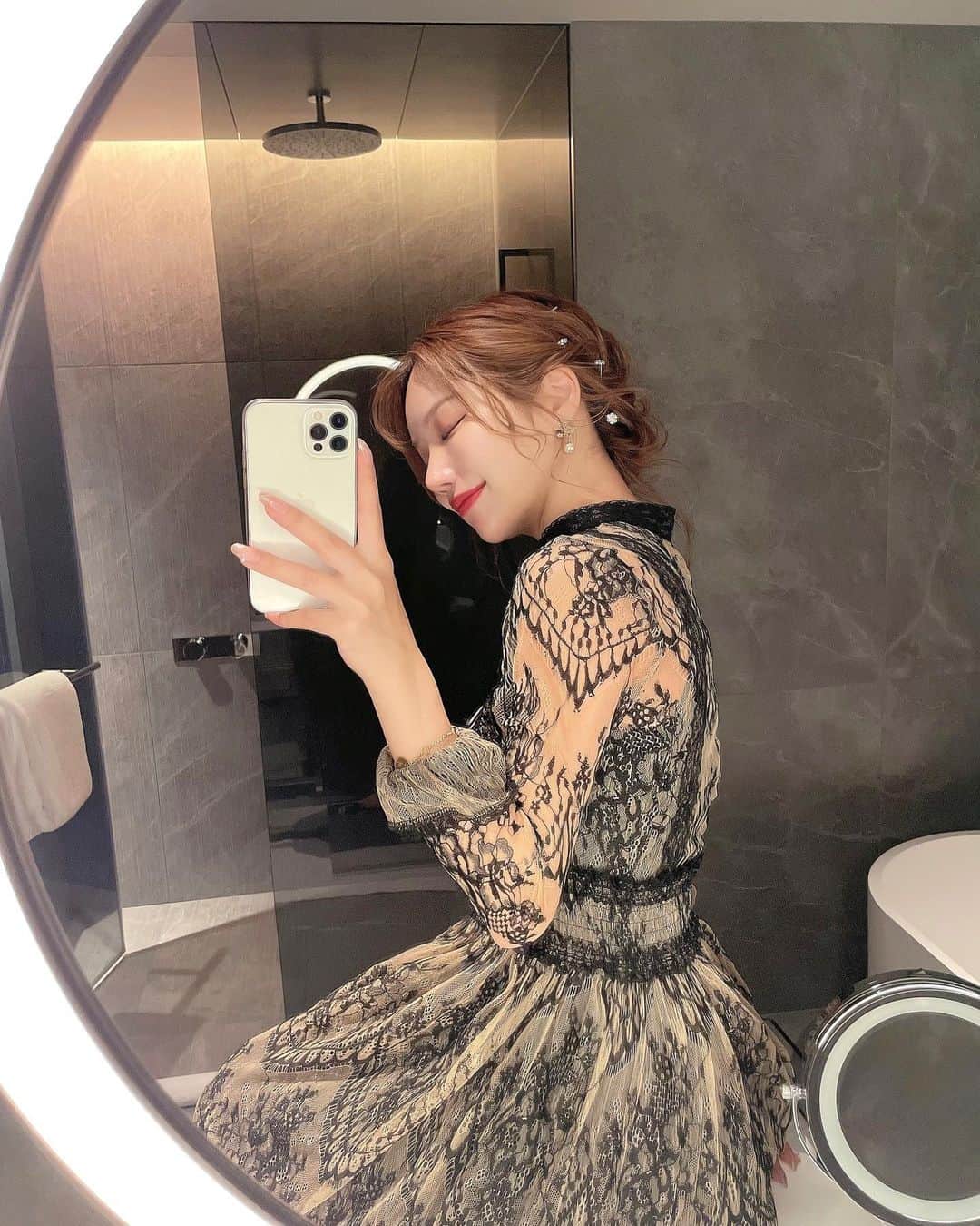 のインスタグラム：「🫚  約1ヶ月ぶりの投稿ですね🫡 忘れてたとは言わせないぜ！  この結婚式の時の髪型は  @ban_chan__  がしてくれてんさすがプロやね🫶🏻💛  #結婚式ヘアアレンジ#結婚式ヘアセット#結婚式ヘア#ヘアアレンジ#ヘアメイクサロン#大阪ヘアメ#ドレスヘア#ドレスアップ#ヘアメ#ドレス#パーティードレス#レースワンピース」