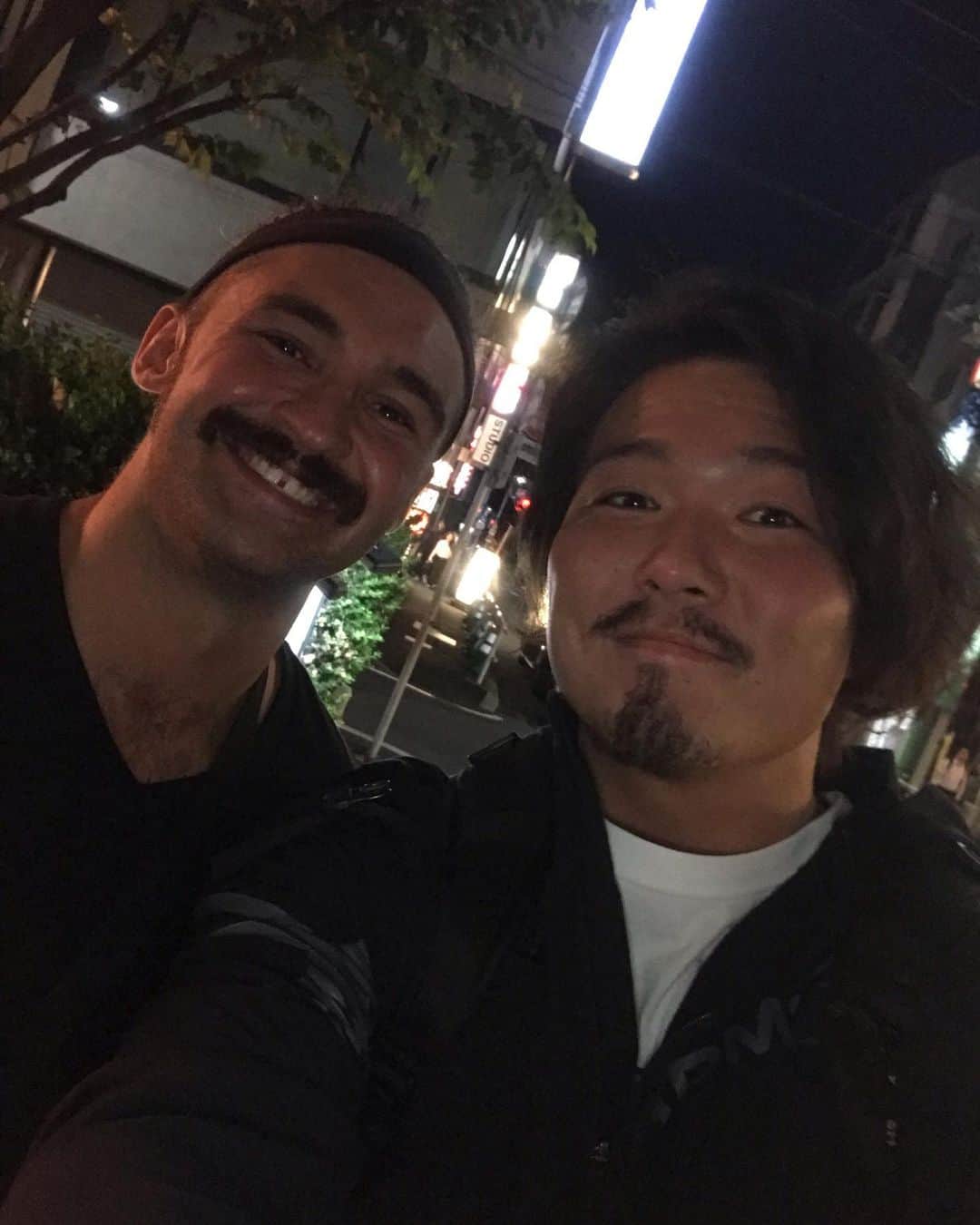 ジェイク・リーのインスタグラム：「アンソニー29歳、私34歳  二人とも髭が似合う年頃なわけで  これからも髭を貯え続ける二人なわけで  何が言いたいかというと二人とも  #goodlookingguys なわけで  それを再確認出来たいい夜だった。  #noah_glg #髭」