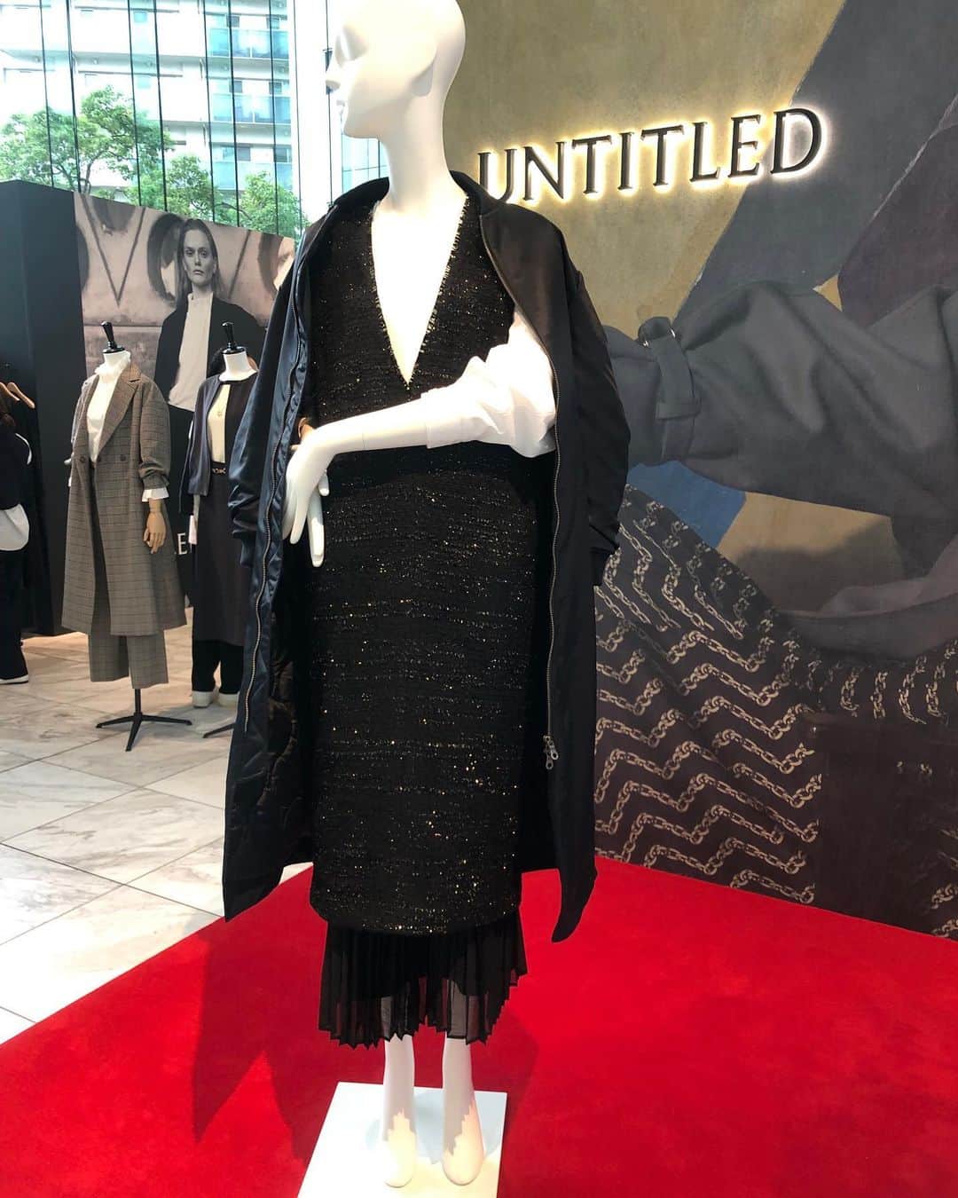GLOWのインスタグラム：「展示会シーズン真っ只中。 今日はアンタイトルさんへ。  レトロクラッシックなアイテム、コーデからは大人の品格バシバシです。 昨年度肝を抜かれたバラクラバは 今年も健在。 来年春に本格始動するラグジュアリーラインも初お目見え。 クラシックでエッジィ。良きです。  大人っていいな。 早く冬服着たいな。  #20232024season #アンタイトル #展示会巡り  編集と」