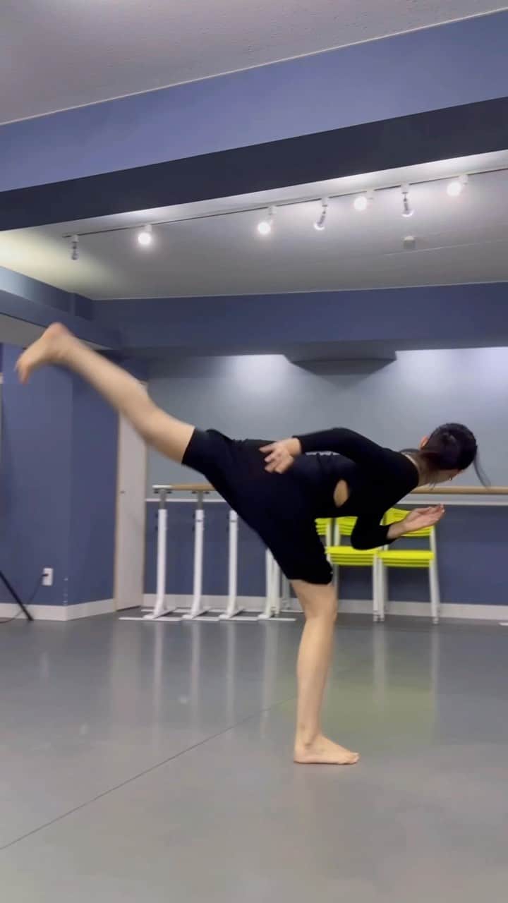 梨衣名のインスタグラム：「２次元？３次元？ Want to stand on the left side of the screen?」