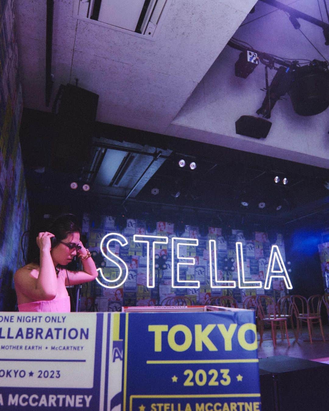 Droptokyoさんのインスタグラム写真 - (DroptokyoInstagram)「ステラ マッカートニーの来日を祝したイベント「STELLABRATION:TOKYO」にドロップトーキョーが潜入！  STELLA McCARTNEY (ステラ マッカートニー) がデザイナー本人の来日を祝して、一夜限りのイベント「STELLABRATION:TOKYO」を開催🍹🔥 東京のユースカルチャーと音楽の中心地、下北沢の ADRIFT (アドリフト) を舞台に、日本の次世代チェンジメーカーが集い、音楽とファッションの可能性を遊び心たっぷりに祝福した。メインアクトとして、4人組ロックバンド DYGL (デイグロー) の生演奏に加え、トラックメーカー LISACHRIS (リサクリス) によるDJ パフォーマンスも披露された。STELLA McCARTNEY 2023年オータムコレクションを纏った11名のモデル達による椅子取りゲームもサプライズで行われるなど、大いに盛り上がった一夜の様子をお届け🎸🎶  Photography: Sakai De Jun @airguitar_junjun  with Yudai Emmei @yudai.e7 Taku Urata @takuurata Eri Hirose @yh_app   #STELLAMcCARTNEY #droptokyo #partysnap」5月25日 22時07分 - drop_tokyo