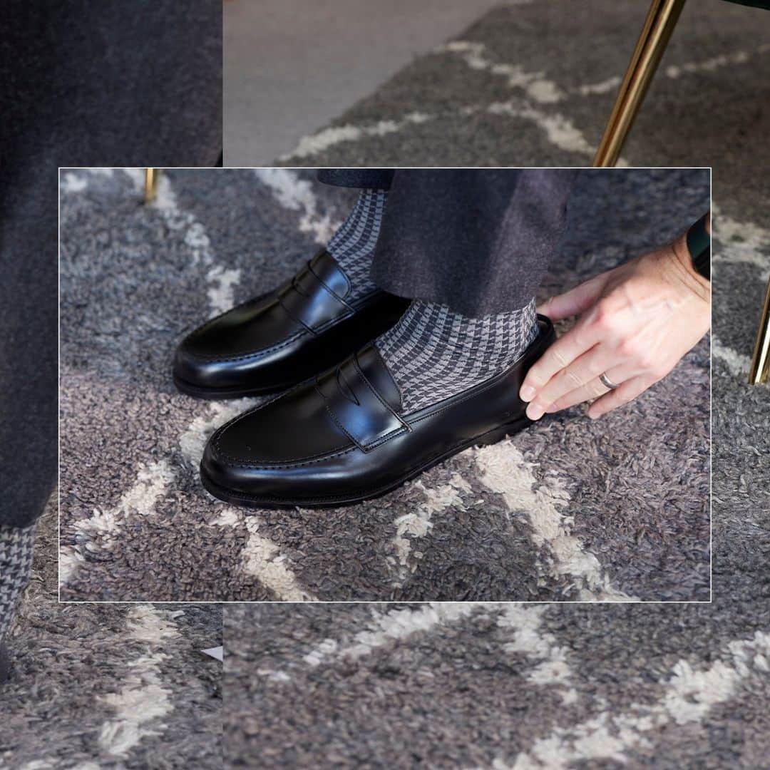 クロケット&ジョーンズさんのインスタグラム写真 - (クロケット&ジョーンズInstagram)「Trying on shoes at home... Are you unsure on on the fit? A simple test will help answer this - You should NOT be able to fit your index finger between your heel and the back of the shoes when your foot is inside. . Read more fitting advice by clicking the link in our bio.  . #crockettandjones #madetobeworn」5月25日 22時00分 - crockettandjones_official