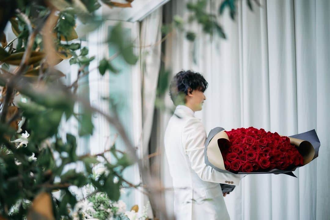 黒田瑞貴さんのインスタグラム写真 - (黒田瑞貴Instagram)「定期的にサプライズをしてくれる彼が、結婚式の前にもサプライズをしてくれました😂  いつも本当にありがとう🌹 今108本のバラをどうにか残そうと、部屋中に吊り下げてドライフラワーにしたり飾ったりしています。」5月25日 22時03分 - kurodamizuki_