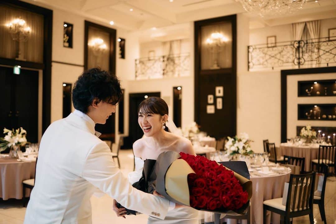 黒田瑞貴さんのインスタグラム写真 - (黒田瑞貴Instagram)「定期的にサプライズをしてくれる彼が、結婚式の前にもサプライズをしてくれました😂  いつも本当にありがとう🌹 今108本のバラをどうにか残そうと、部屋中に吊り下げてドライフラワーにしたり飾ったりしています。」5月25日 22時03分 - kurodamizuki_
