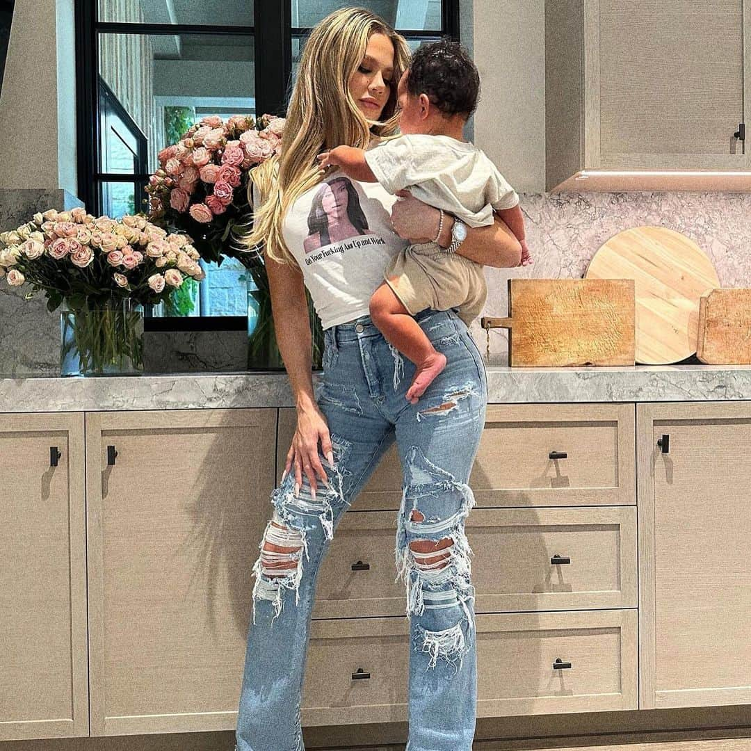 People Magazineさんのインスタグラム写真 - (People MagazineInstagram)「Khloé Kardashian's baby boy's name is no longer a mystery. 💙 After teasing that her 9-month-old baby boy's name would be revealed on The Kardashians, the Good American co-founder revealed her son's name is Tatum and said "naming a human is really hard." More on this story at the link in our bio. | #Regram @khloekardashian」5月25日 22時03分 - people