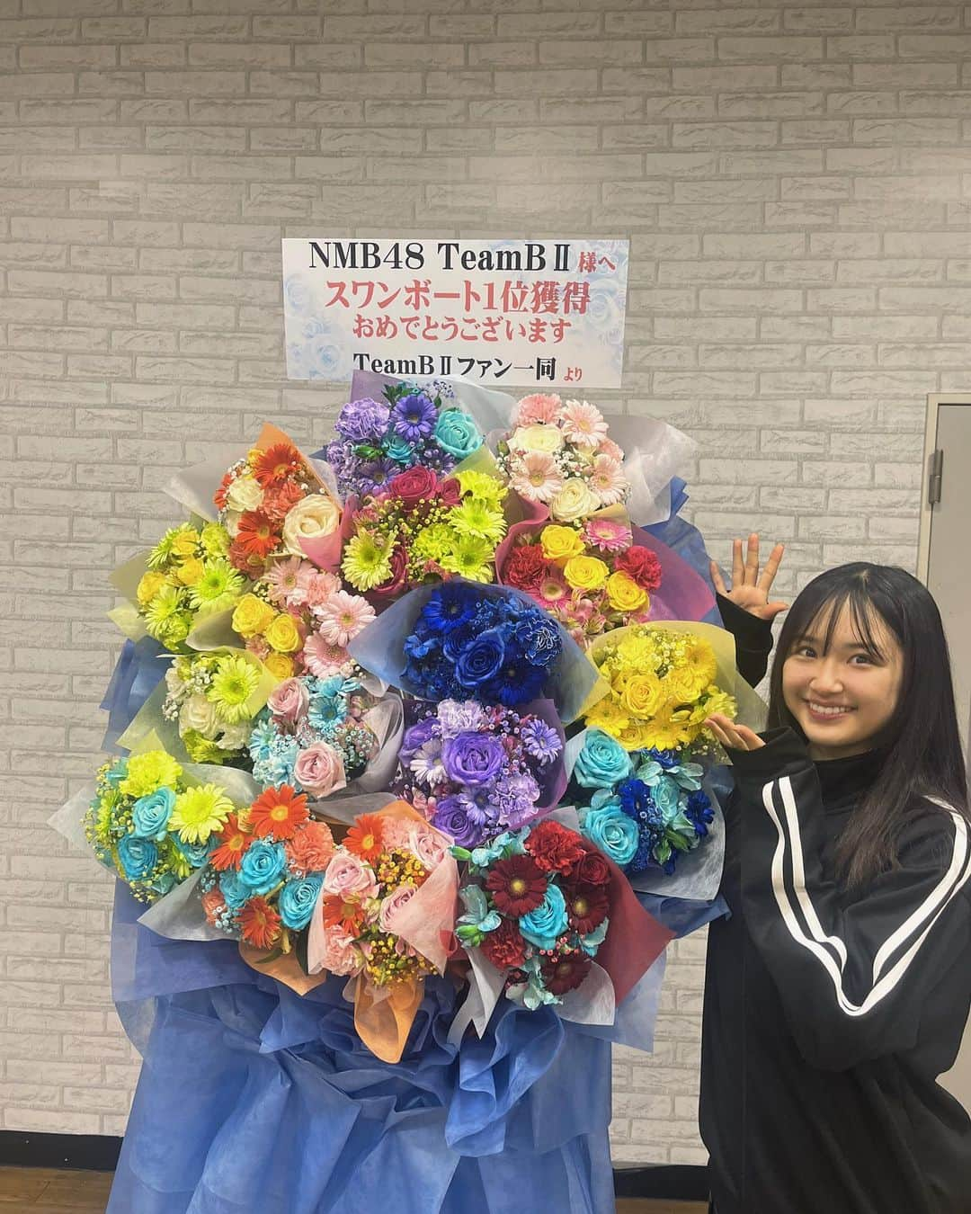 芳野心咲のインスタグラム：「#スワンボート 1位のお花ありがとうございます！  とっても綺麗で嬉しい🥹🩷💛  ・  ・  ・  ・  ・  #idol #アイドル #あいどる #NMB48 #nmb #07line #08line #ootd #oufit #Japan #15歳 #芳野心咲 #お花 #感謝 #1位 #ありがとう #ありがとうございます #ピンク #黄色 #jk #fjk」