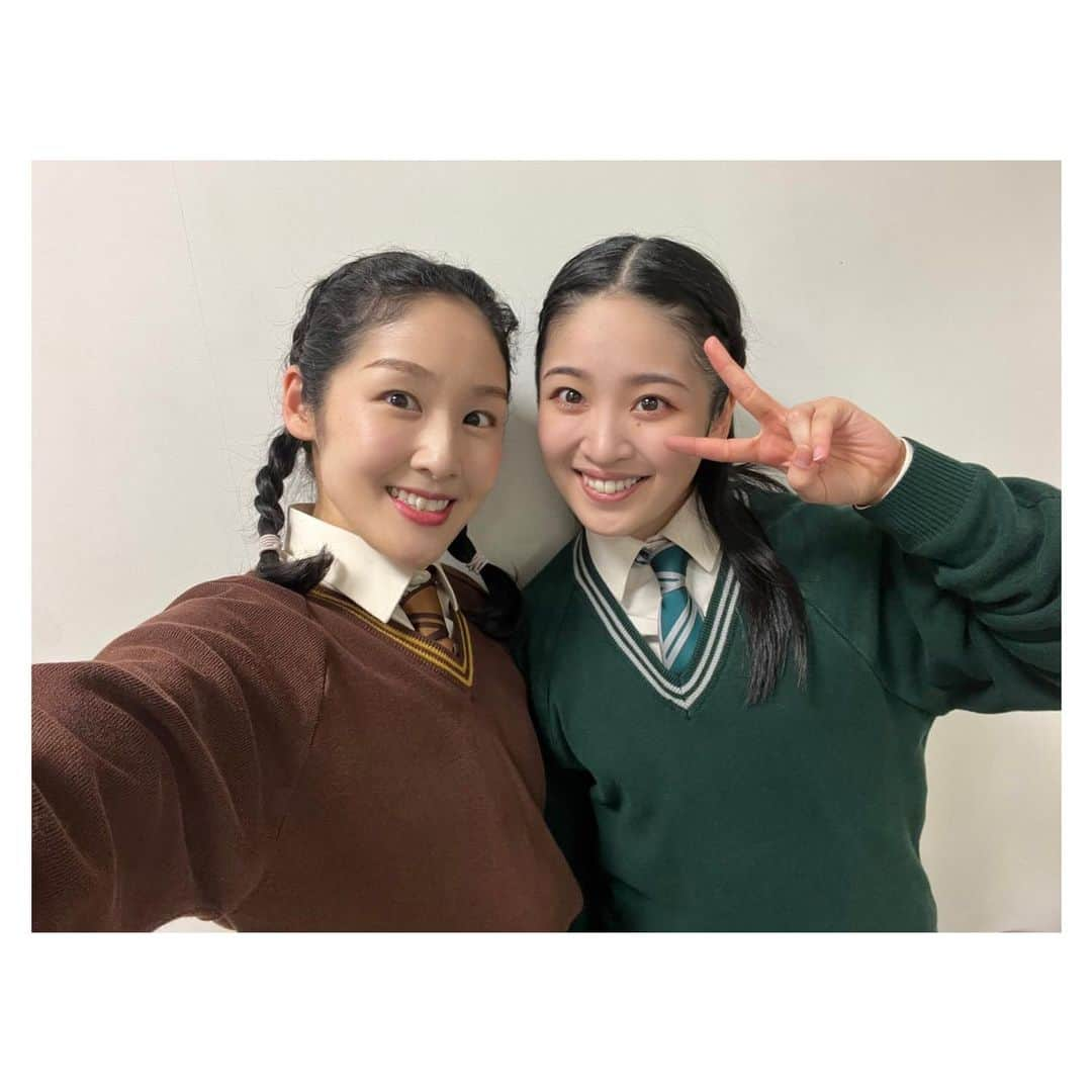 佐竹桃華のインスタグラム：「・ お久しぶりのぐりぐら👭🌟 本日数ヶ月ぶりに揃いました！！ それなのにも関わらず、、 私がアンサンブルするのも今月末までなので 本日がラストぐりぐらでした🥲 わーん。寂しいよぉ。 同じサイズ感でわちゃわちゃと いつも楽しかったです😂💖 スリザリン生でいれるのもあと2回。 楽しんでやるぞ〜！！！ ・ ・ ・ #ハリーポッター#呪いの子 #ハリーポッターと呪いの子 #舞台ハリポタ#ハリポタ舞台 #スリザリン#ハッフルパフ #寮は違うけど仲良しでした #ぐりぐら#大内慶子 さん」