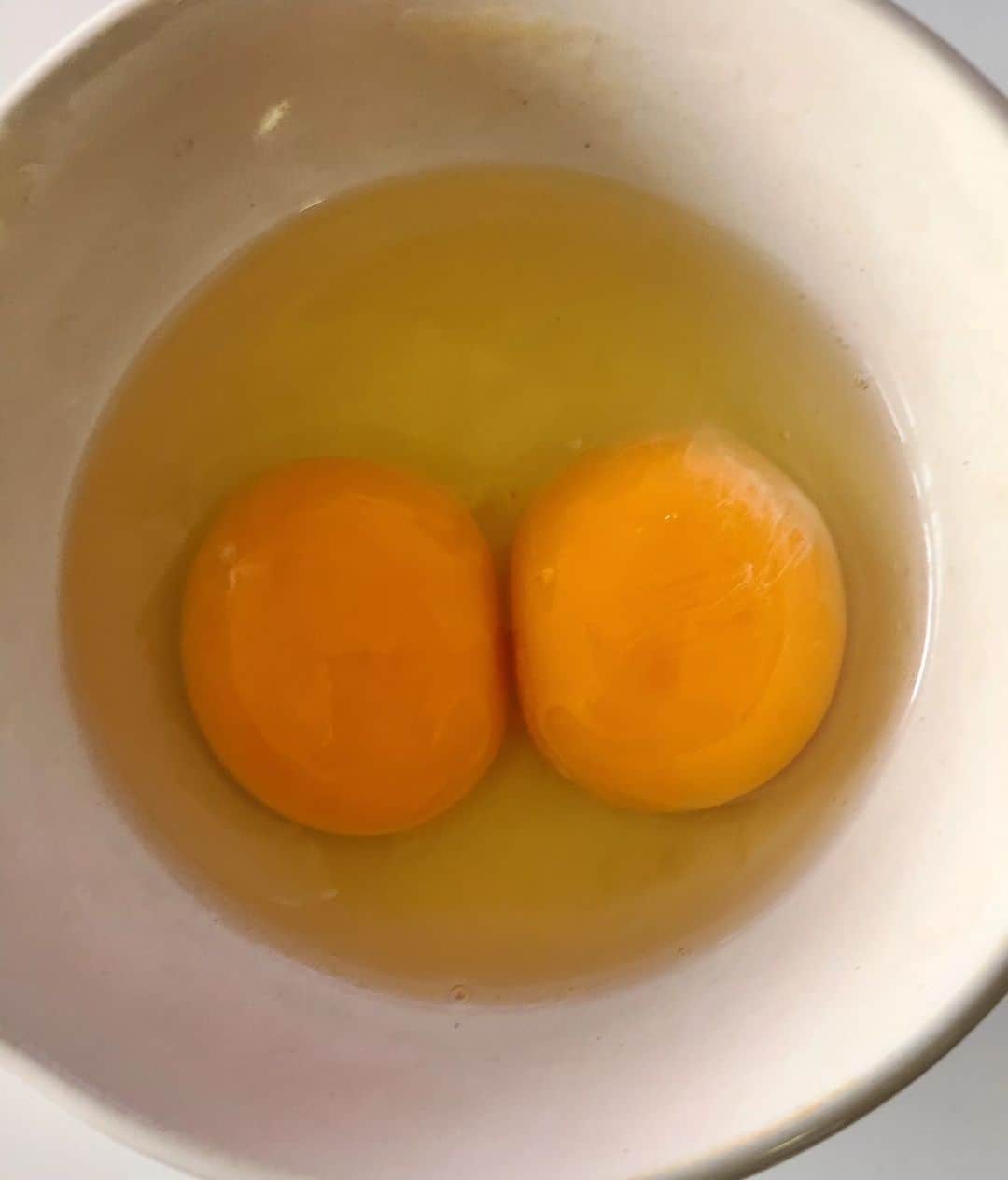 神取忍さんのインスタグラム写真 - (神取忍Instagram)「久しぶりの双子の卵でーす!! 数年ぶりにみたなぁ(^o^) お世話になっている方から 頂いた卵です!!! 卵はよく食べるけど、 なかなか、出ないよね、、 何かきっといい事ありそうだね(^^) ちょっと前は卵売り場に卵が 品切れが続いてたけど、 何が起きるかわからない世の中だけど 下向きにならずに上を向いて行きましょう!!! #久しぶり #双子の卵 #頂く #プロレス #神取忍」5月25日 22時05分 - shinobukandori