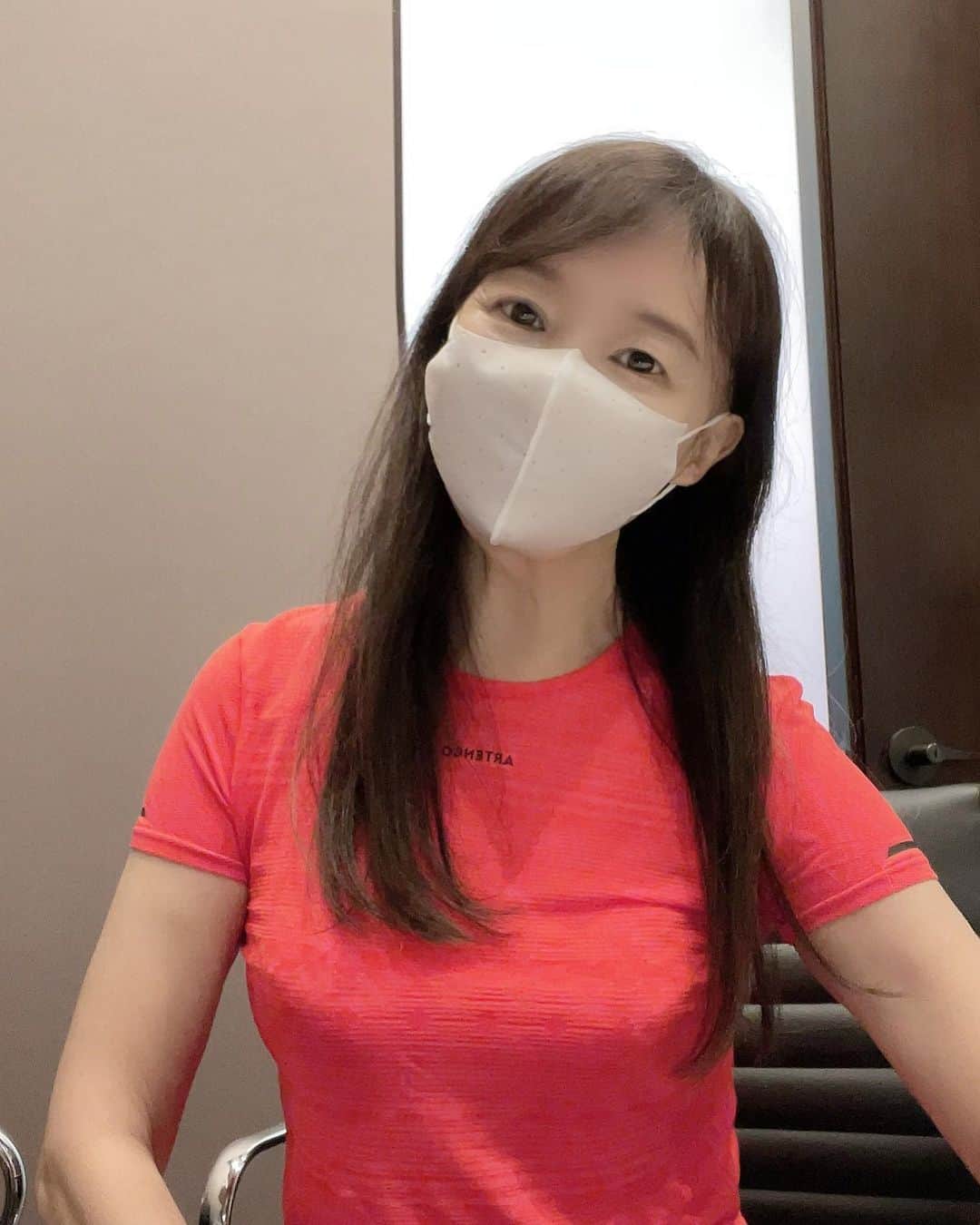 アグネス・チャンさんのインスタグラム写真 - (アグネス・チャンInstagram)「最近は赤系の服を良く着てます。縁起が良い色とされてる赤。母がいつまでも元気で長生き出来ますように、母の側にいる時は出来るだけ赤系の服を着てるのです。ちょっと迷信的ですけど。。。縁起が良いので💕💕」5月25日 22時15分 - agneschan1