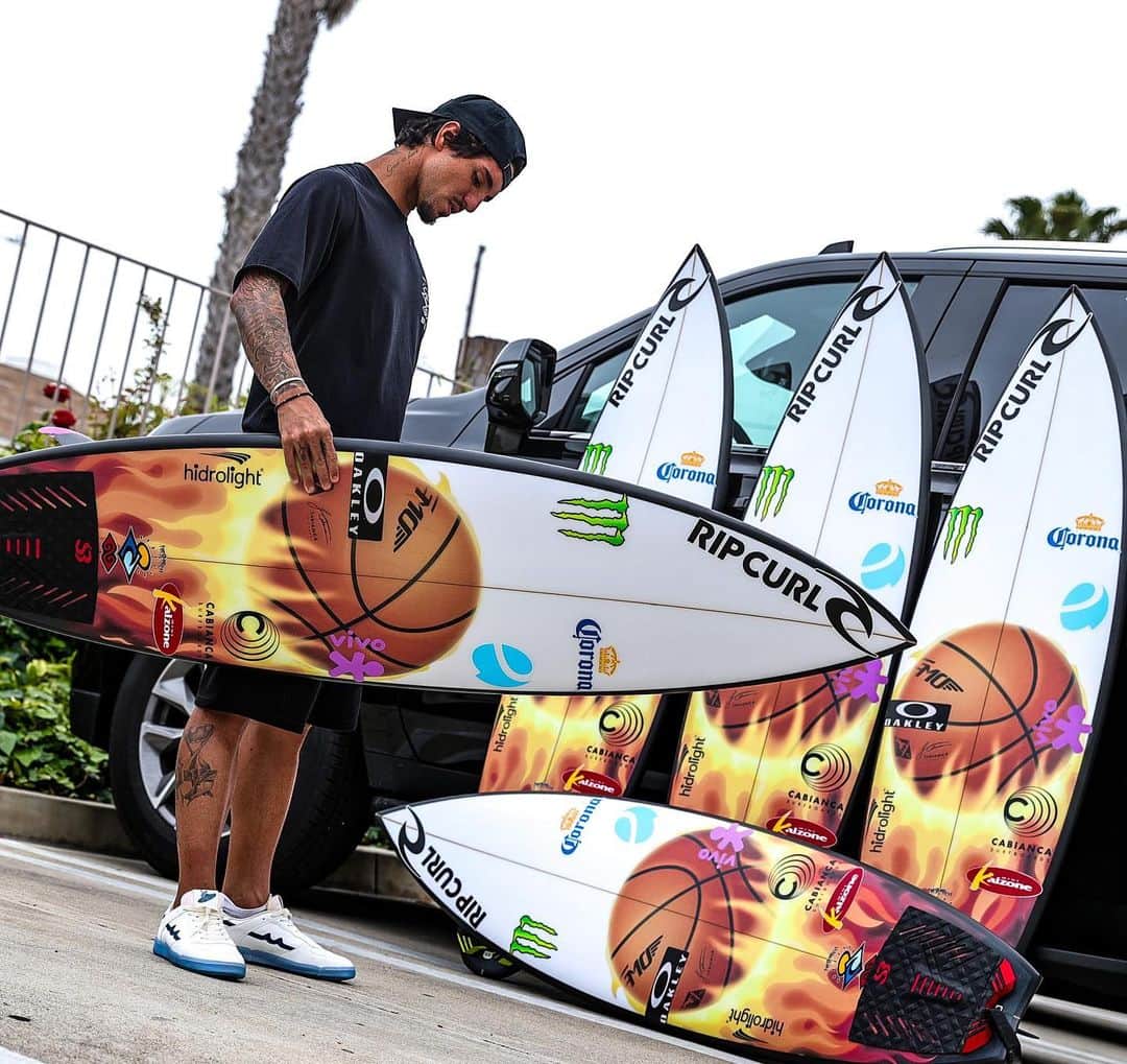 ガブリエル・メディーナのインスタグラム：「🏀 x 🔥 🥷🏻」