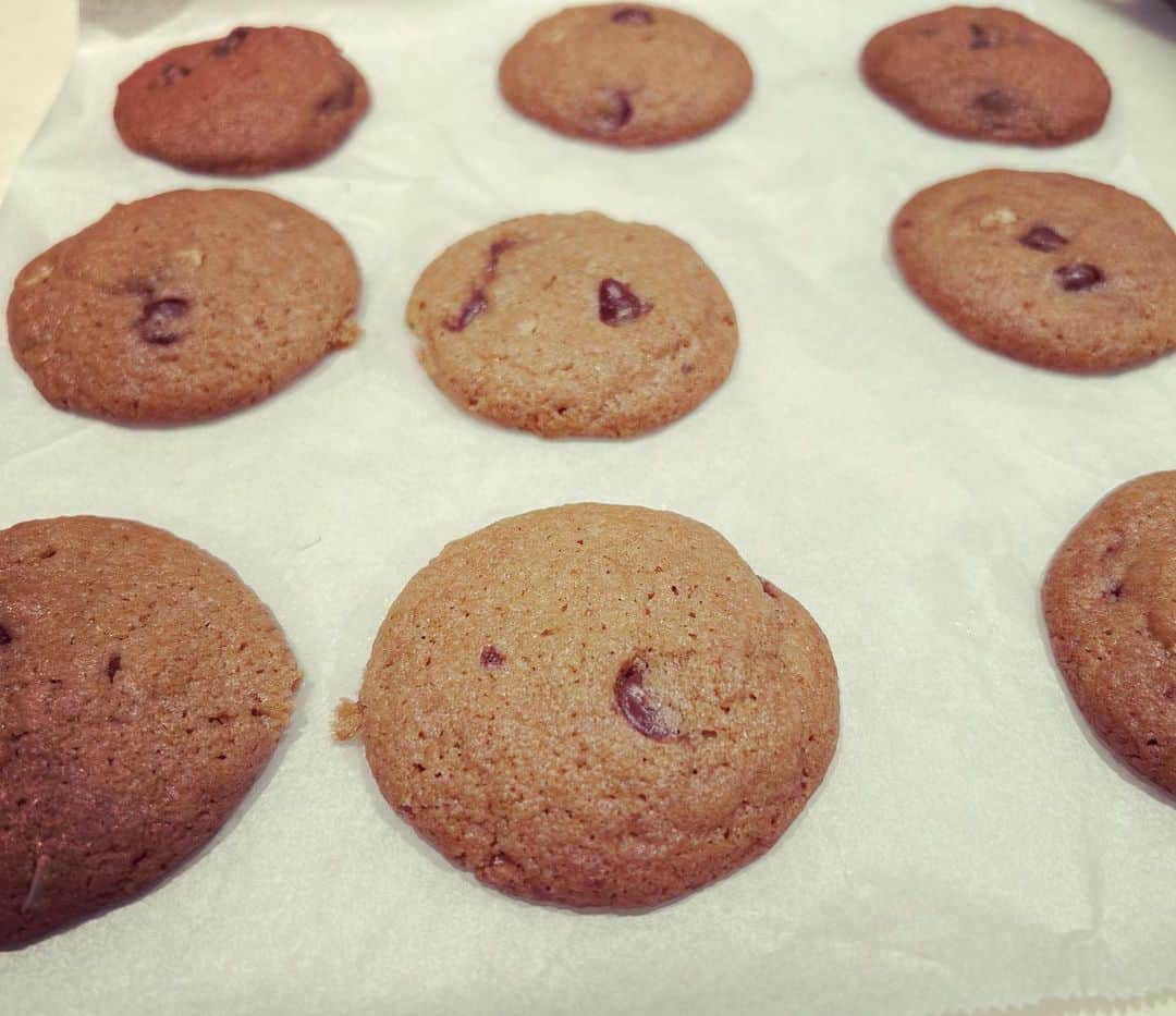 Liaさんのインスタグラム写真 - (LiaInstagram)「チョコチップクッキー🍪 今日は五十枚くらい焼いてるかな🤣 #chocolatechipcookies  #baking」5月25日 22時10分 - lia_vocalist