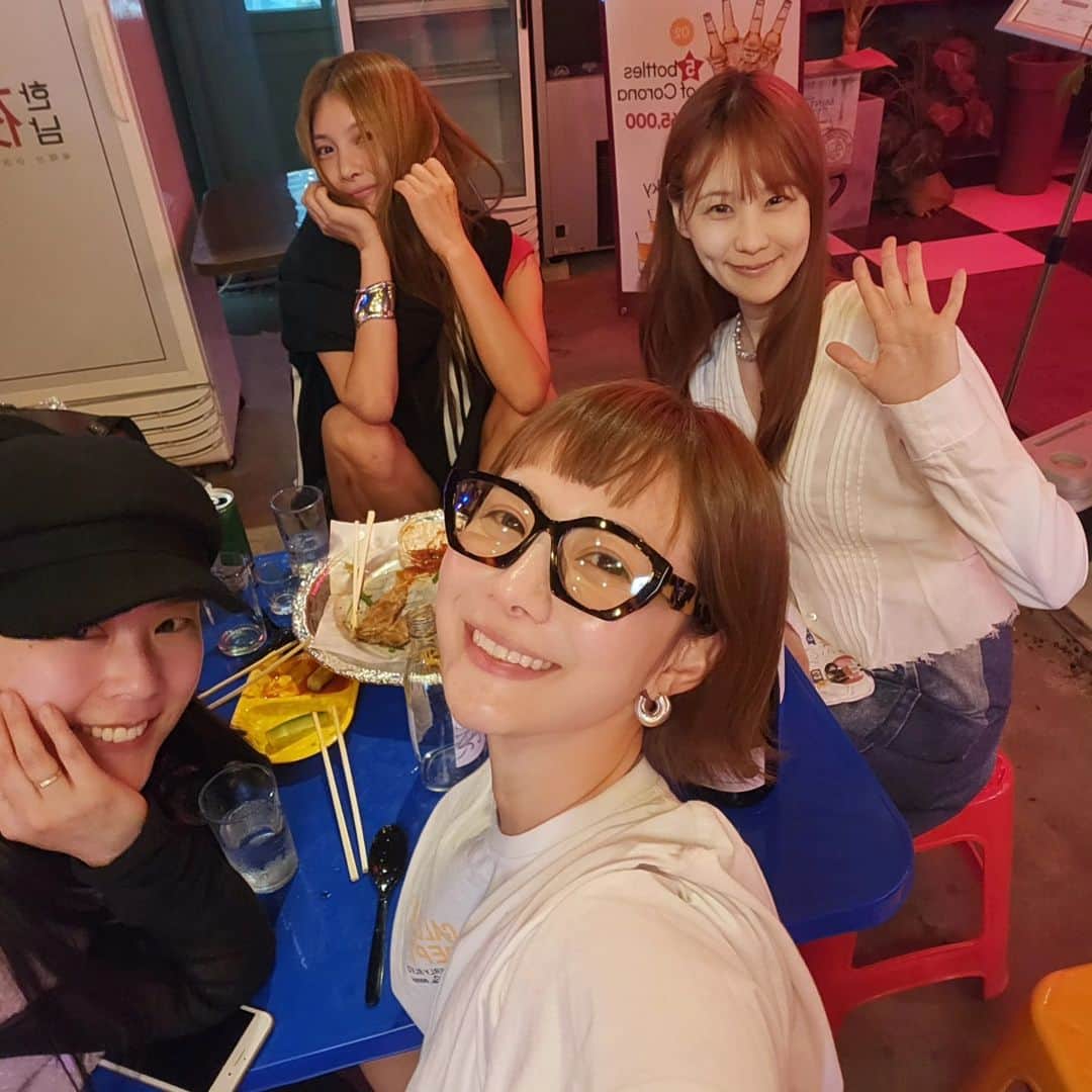 ユ・ハナのインスタグラム：「셋이 날 기다리던 모습이 강렬했던 그날, 이게벌써 3주전이얌 더 핫플되기전에 가야한다며 가오픈때 굳이 찾아갔던  한남야시장  눈썹짱구하고 앞머리 반 날라간 애랑 놀아줘서 고마웠어  이 날의 세포하나하나 기억이 나는구나아아   나의 판소리는 죽지않았고 바니의 춤사위역시 자랑스런 중대 연영 47기🤣」