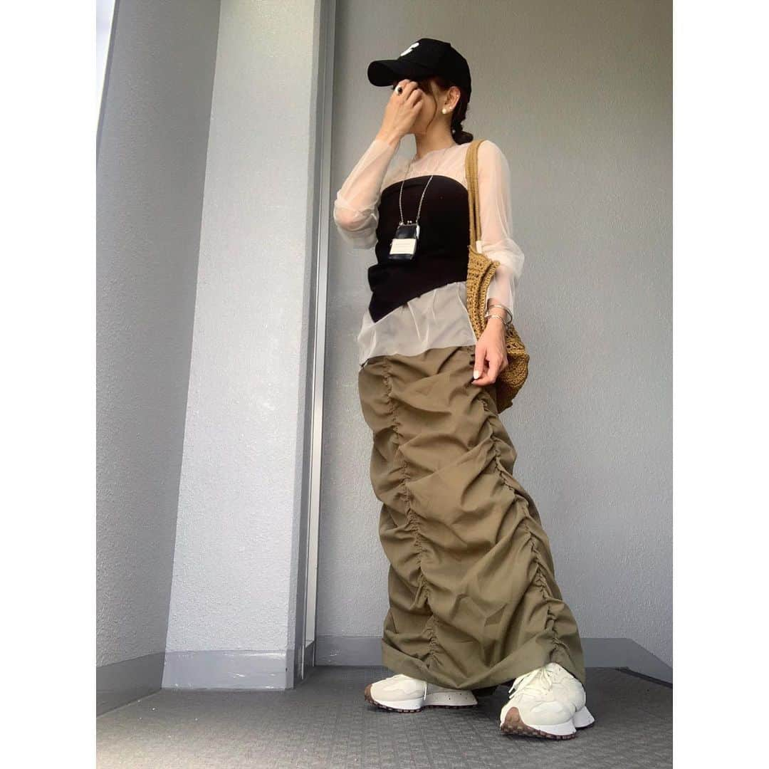 chieminsさんのインスタグラム写真 - (chieminsInstagram)「出番の多いすけすけちゃん🤍  tops▶︎▷#vacancy  bustier▶︎▷#capricieuxlemage  skirt▶︎▷#chuclla  bag▶︎▷#credona × @babykiy  sneakers▶︎▷#newbalance   #code  #coordinate #ootd #outfit #mylook #ママコーデ #156cmコーデ」5月25日 22時12分 - chery0131