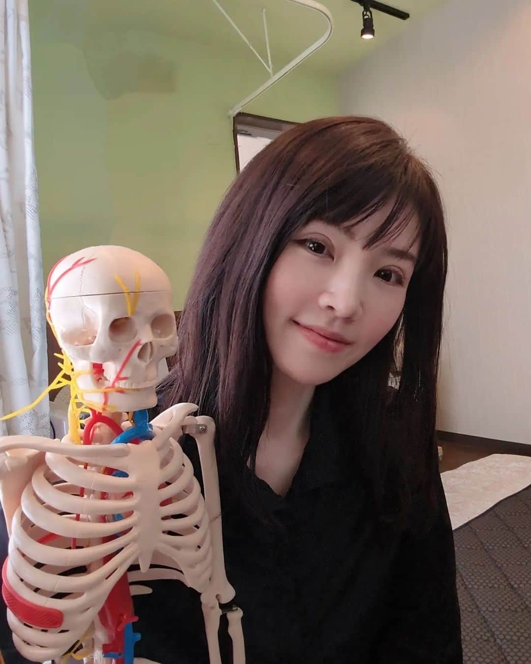 三宅裕子のインスタグラム：「🌿.∘  亀有駅にある⁡ ⁡𝐘𝐎𝐒𝐀 パーク𝐊⁡ で ⁡@kyokosakajiri⁡ ⁡@yosa_park_k_kameari ⁡ プレミアムダイエット&美肌コース☆ YOSAフルコース120分 を受けてきたよ♡  YOSAは初めてで楽しみにしてたんだ🐰⁡ ⁡ .*･ﾟ　.ﾟ･*. YOSAとは？ よもぎ➕ハーブのスチームを⁡ ⁡全身に浴びることで 新陳代謝upが期待できるもの。⁡⁡ この香りが良くてとても癒された❣️ 専用の服を着用するんだけれど フードがあるから⁡ ⁡しっかり全身を温めることが できてかきづらい汗もでて感動👌🏻´-⁡ ⁡ 温度のレベルも変えられるから⁡ ⁡無理なくできたし、⁡ ⁡水素水をいただきながら⁡ ⁡ゆったりとデトックスできた✨  コースは至れり尽くせりで♡ 全身カッサやマッサージが⁡ ⁡YOSAの前後に ついていて凝り固まった体を⁡ ⁡ほぐしてもらえて かなりリフレッシュできたよ😊  担当してくださったKYOKOさんが とても素敵な方で 丁寧にカウンセリングしてくれるし 美容やお仕事の話なんかもたくさんできて楽しかったな♡  体質改善したい方に特におすすめ🎶 是非チェックしてみてね❣️⁡👇🏻 ⁡  PR @kyokosakajiri #よもぎ蒸し葛飾区亀有 #ヨサパークK亀有 #ダイエット痩身葛飾区亀有 #ブライダル葛飾区亀有 #体脂肪内臓脂肪 #美肌小顔 #産後骨盤リフォーム #女性独立支援」
