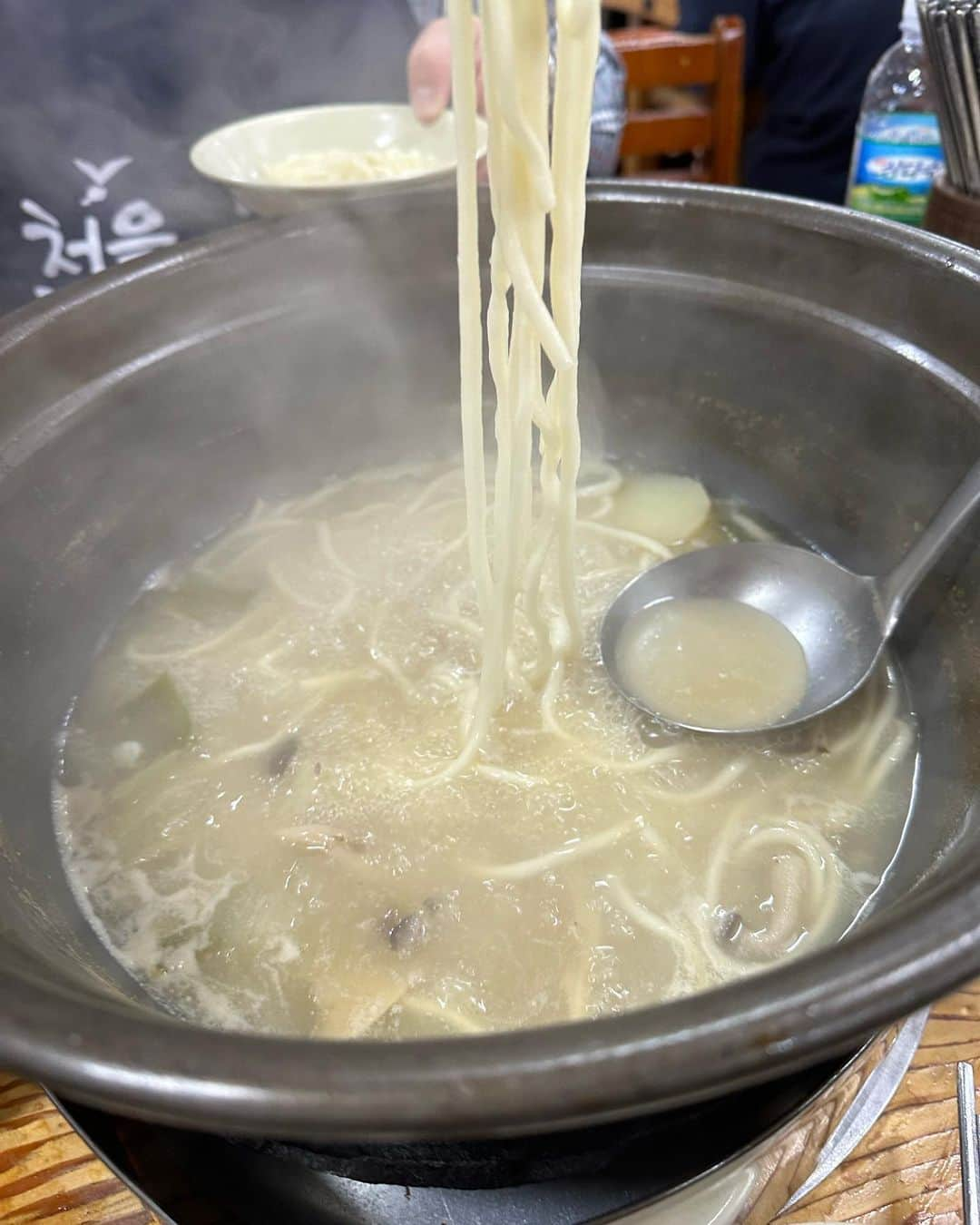 大野真昂さんのインスタグラム写真 - (大野真昂Instagram)「韓国で食べたものたち🇰🇷  ▫️元祖ウォンハルメ ソムンナン タッカンマリ  （有名な陳玉華ハルメ元祖タッカンマリよりも好き）  ▫️KyoChonチキンのハニーコンボ  ▫️南大門 野菜ホットク  は昔から大好きで韓国行ったら絶対に食べる美味しすぎ！！！😮‍💨♥️  オススメしてもらった  ▫️肉典食堂  ▫️7年連続ミシュランのプチョンユッケ  も美味しかった〜！！！  暑い日のデザートにはソルビン💯🧊  夜食まで食べても歩くけんプラマイゼロ🥹 もうすでに食べたい最高だった🫶🏻」5月25日 22時14分 - 316_mako