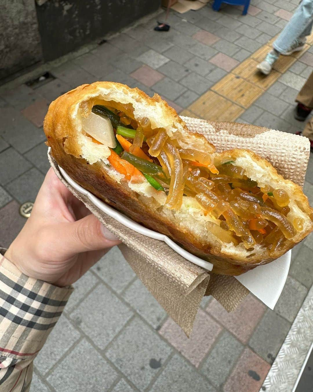 大野真昂さんのインスタグラム写真 - (大野真昂Instagram)「韓国で食べたものたち🇰🇷  ▫️元祖ウォンハルメ ソムンナン タッカンマリ  （有名な陳玉華ハルメ元祖タッカンマリよりも好き）  ▫️KyoChonチキンのハニーコンボ  ▫️南大門 野菜ホットク  は昔から大好きで韓国行ったら絶対に食べる美味しすぎ！！！😮‍💨♥️  オススメしてもらった  ▫️肉典食堂  ▫️7年連続ミシュランのプチョンユッケ  も美味しかった〜！！！  暑い日のデザートにはソルビン💯🧊  夜食まで食べても歩くけんプラマイゼロ🥹 もうすでに食べたい最高だった🫶🏻」5月25日 22時14分 - 316_mako