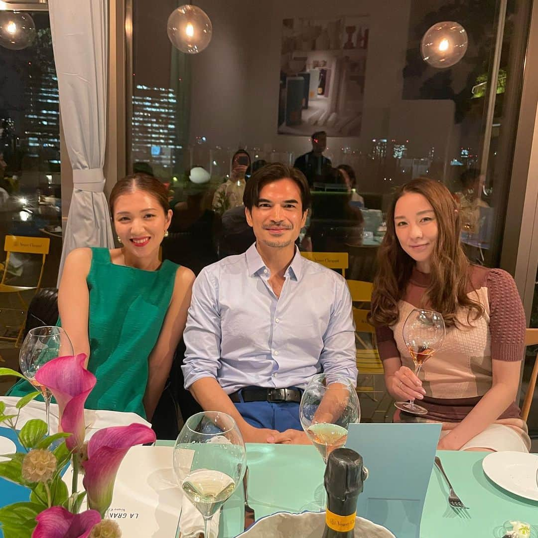 尚玄さんのインスタグラム写真 - (尚玄Instagram)「“LA GRANDE DAME 2015 Garden Lounge”  @veuveclicquot champagne and @kanjikobayashi ‘s amazing dinner with old and new friends. Thanks for inviting @eigo_uehara.   昨夜は東京ミッドタウン日比谷で開催される『La Grande Dame 2015 Garden Lounge』 に一足先にご招待いただきました。 @veuveclicquot の最高峰シャンパーニュとVilla Aidaの小林寛司シェフのフードペアリングを堪能した夜でした。ありがとうございました。  #veuveclicquot #lagrandedame #champagne」5月25日 22時24分 - shogenism