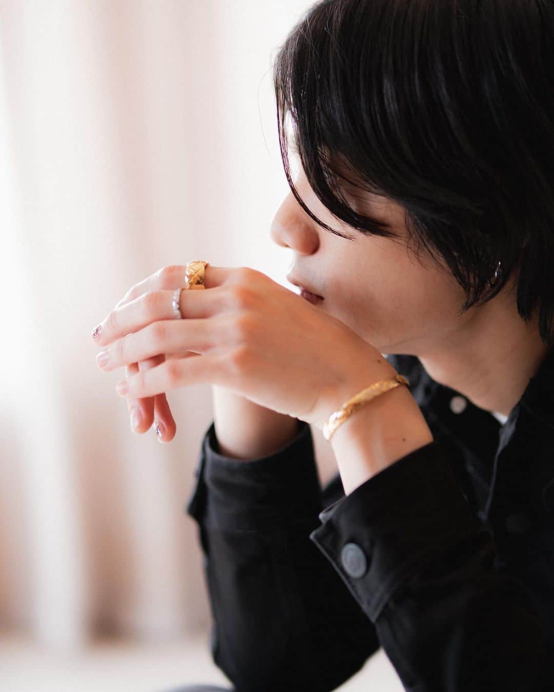 タクロウ・チェウンのインスタグラム：「Boundless, Original, & Dramatic.  Unleash your potential with limitless possibilities.   #CocoCrush #CHANELFineJewelry @chanelofficial」